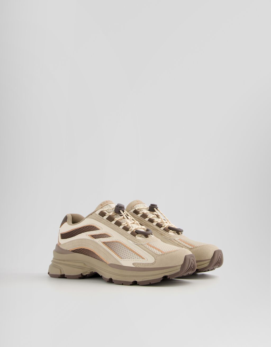 Zapatillas detalles metalizados y tirador tipo trekking