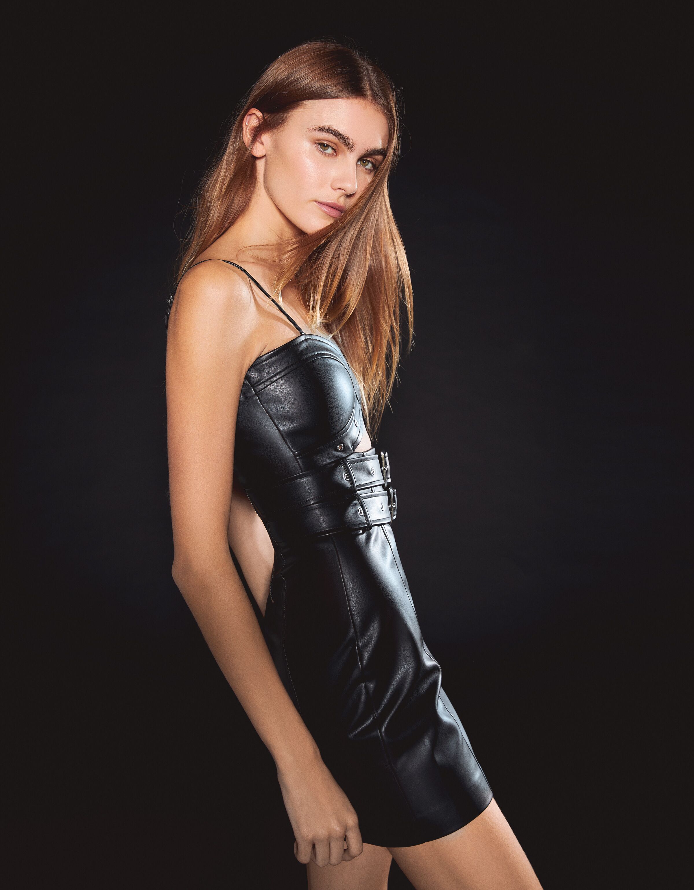 Vestido mini tirantes efecto piel detalle hebillas