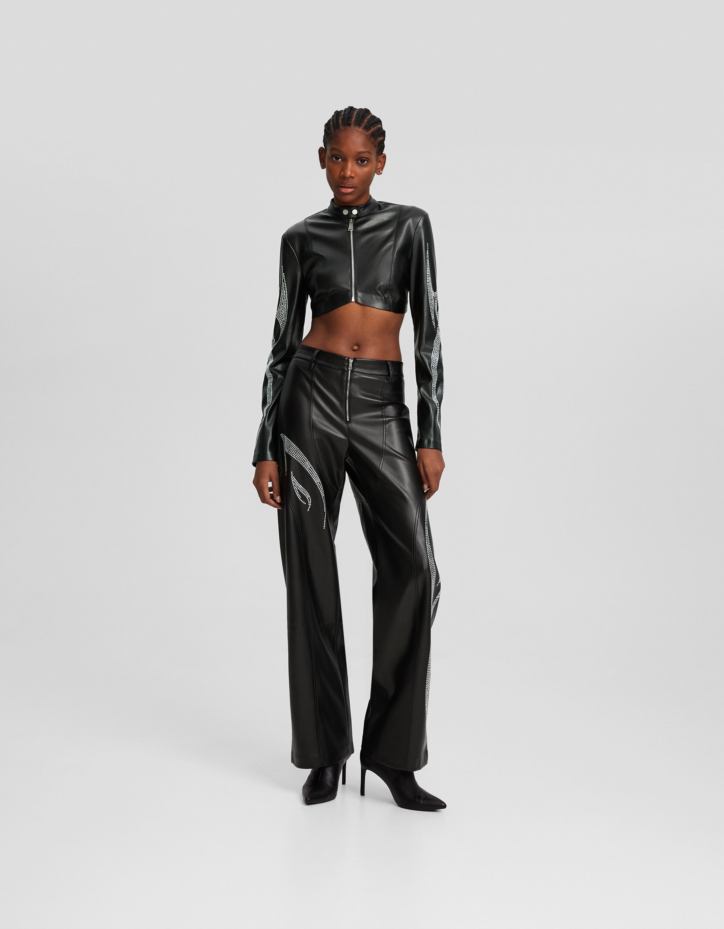 Pantalón straight efecto piel strass