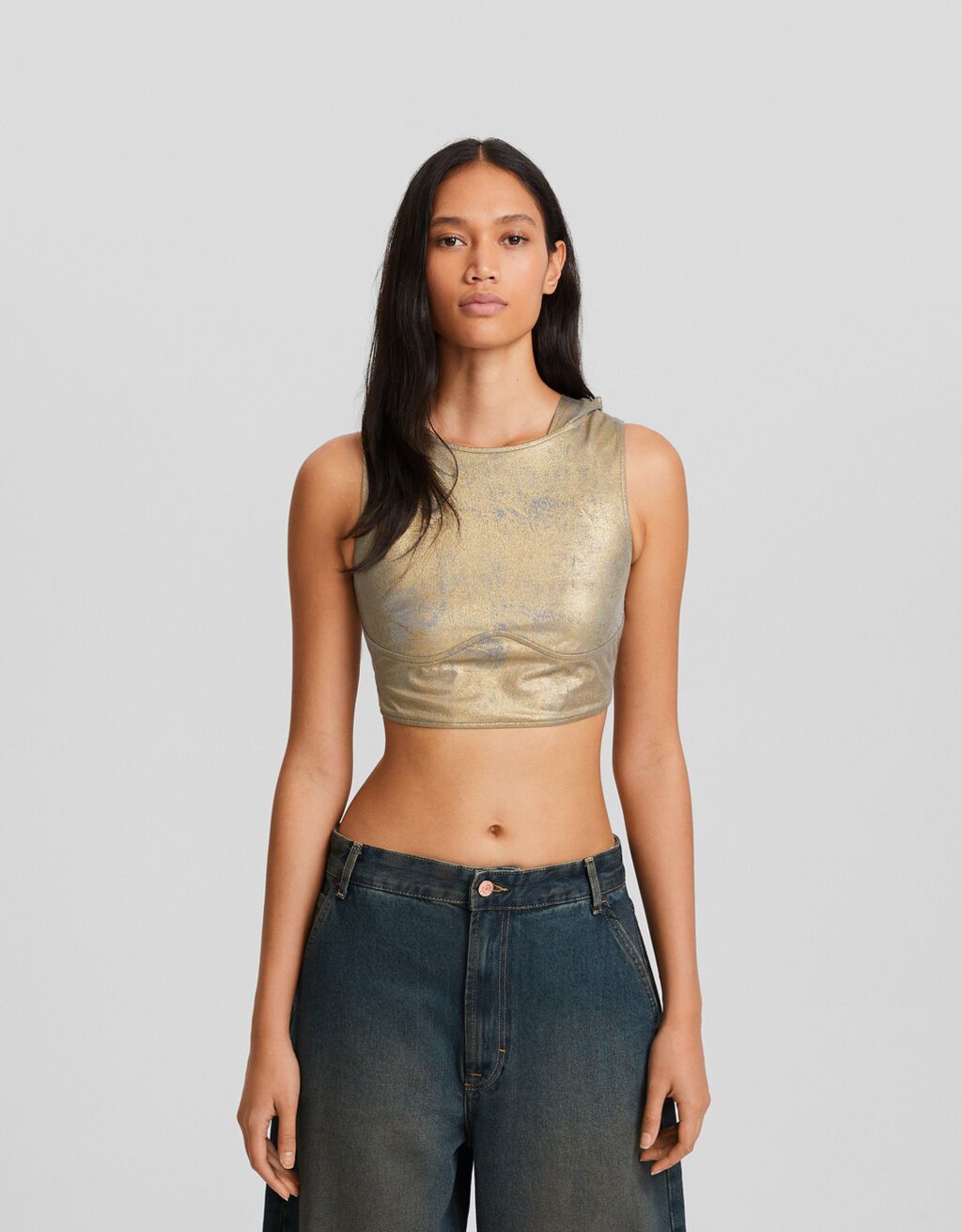 Camiseta sin mangas capucha metalizada espalda descubierta