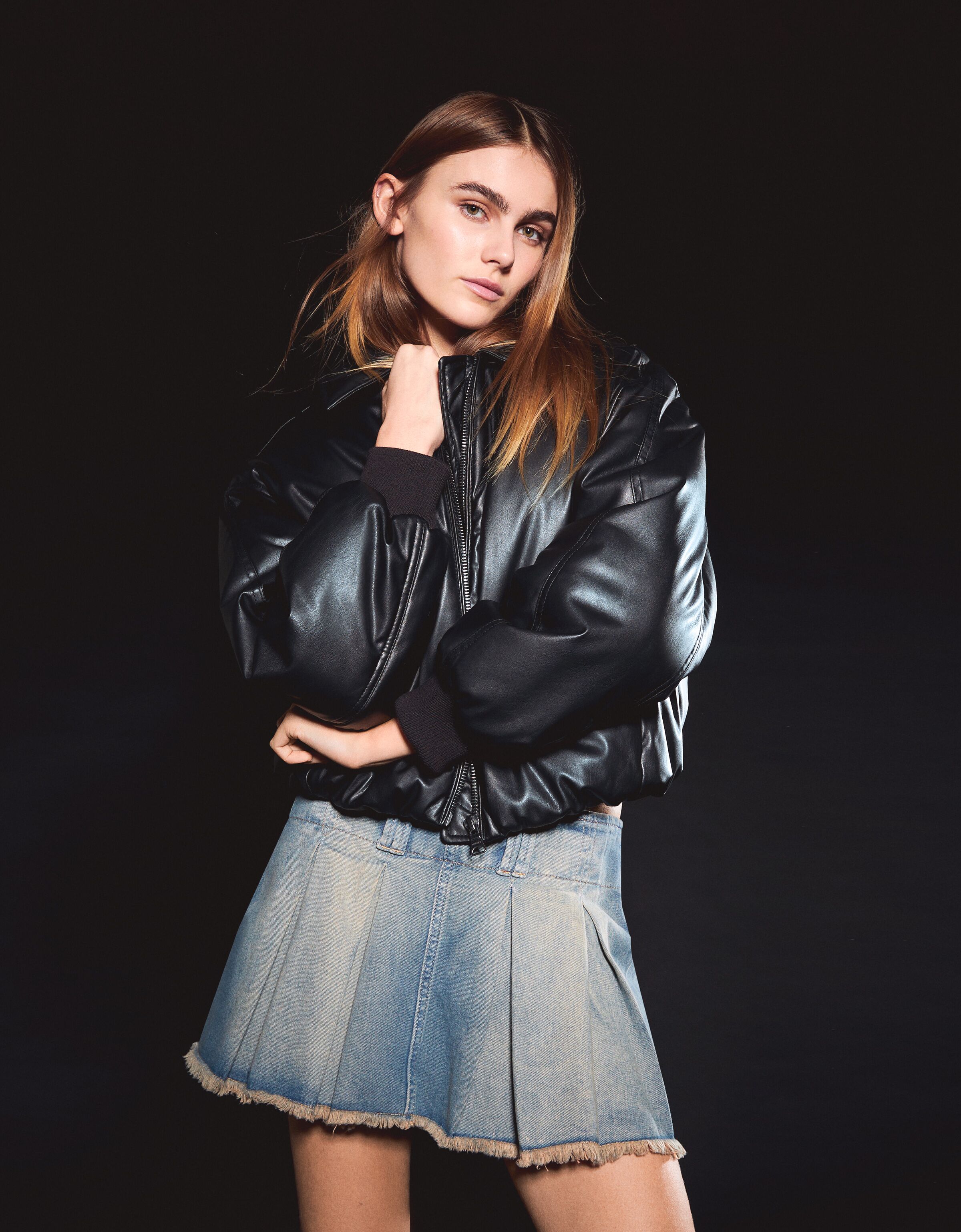 Cazadora acolchada cropped cuello pala efecto piel