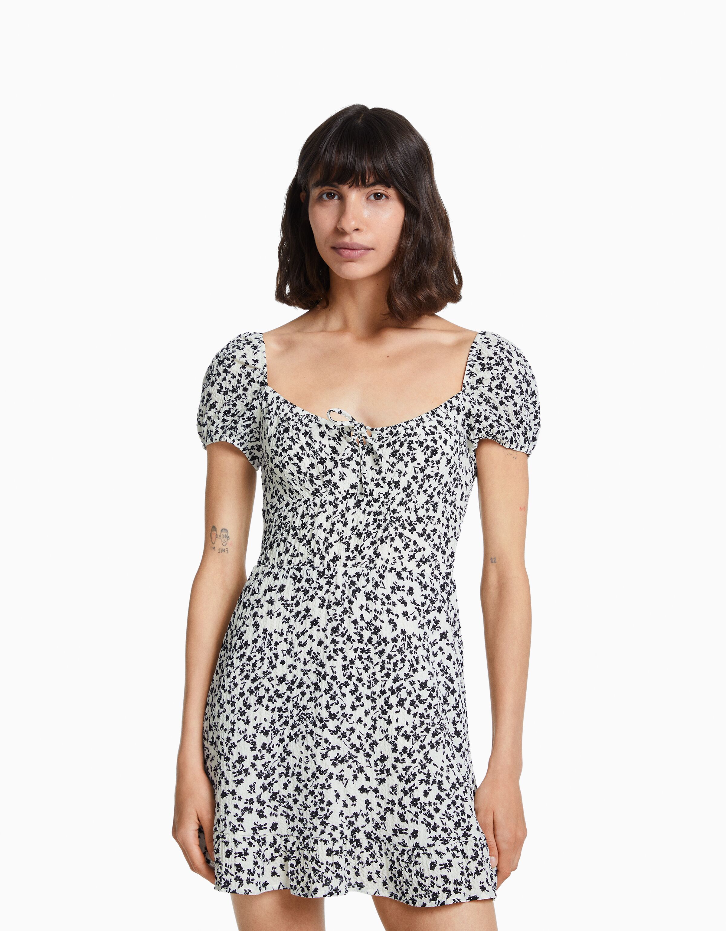 Vestido mini manga corta gofrado