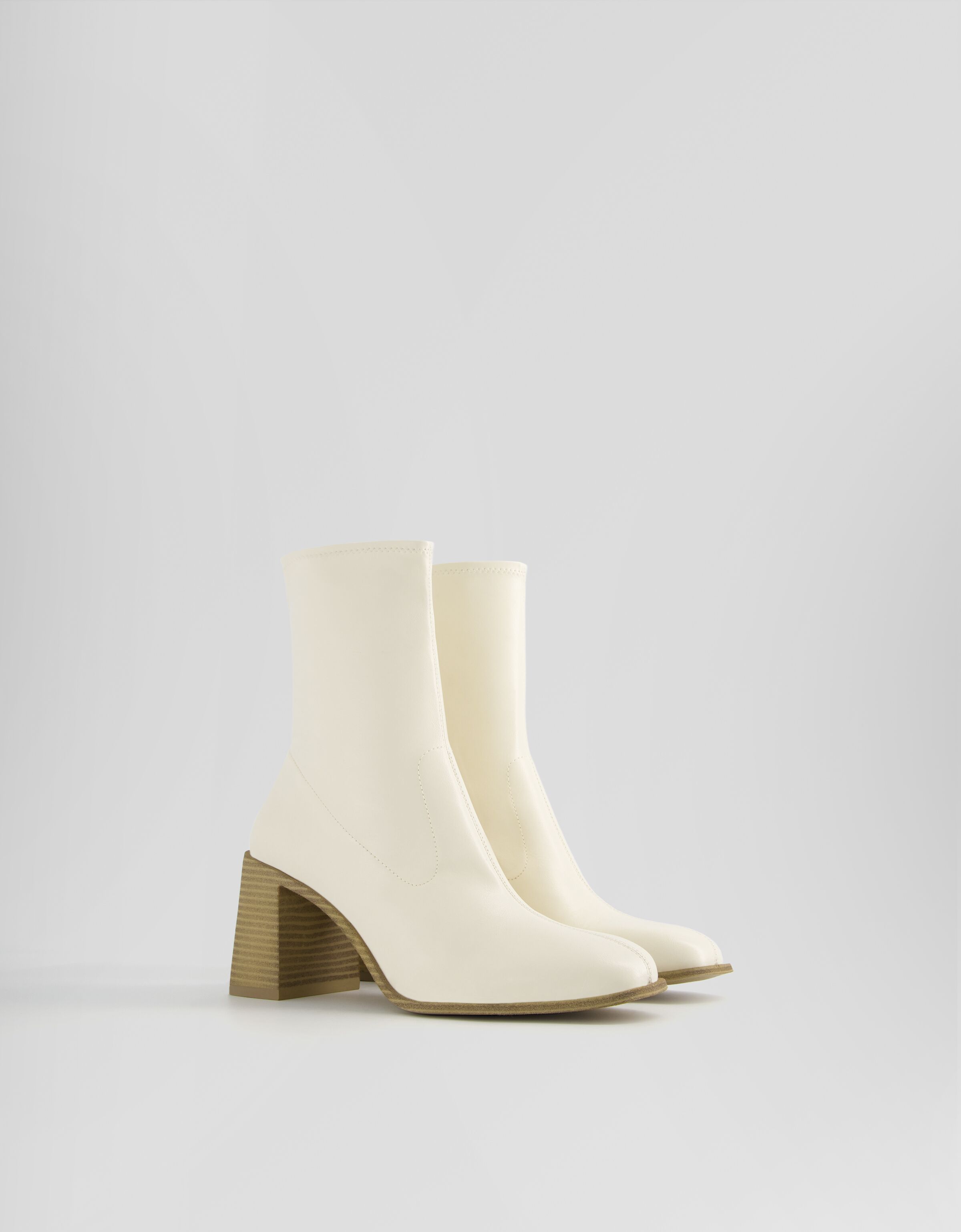 Botines tacón ancho ajustados