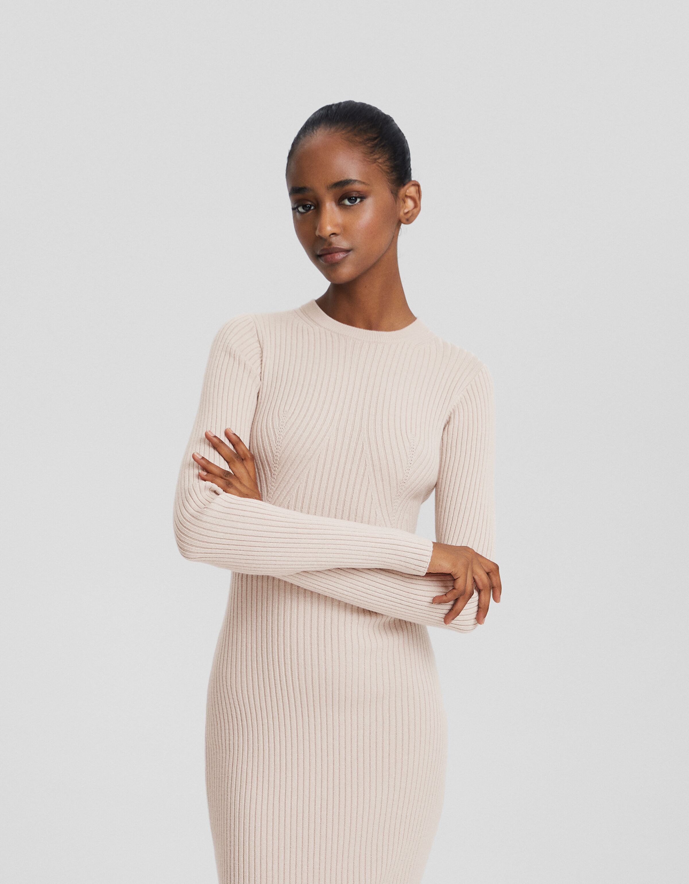 Vestido midi manga larga rib cut out espalda