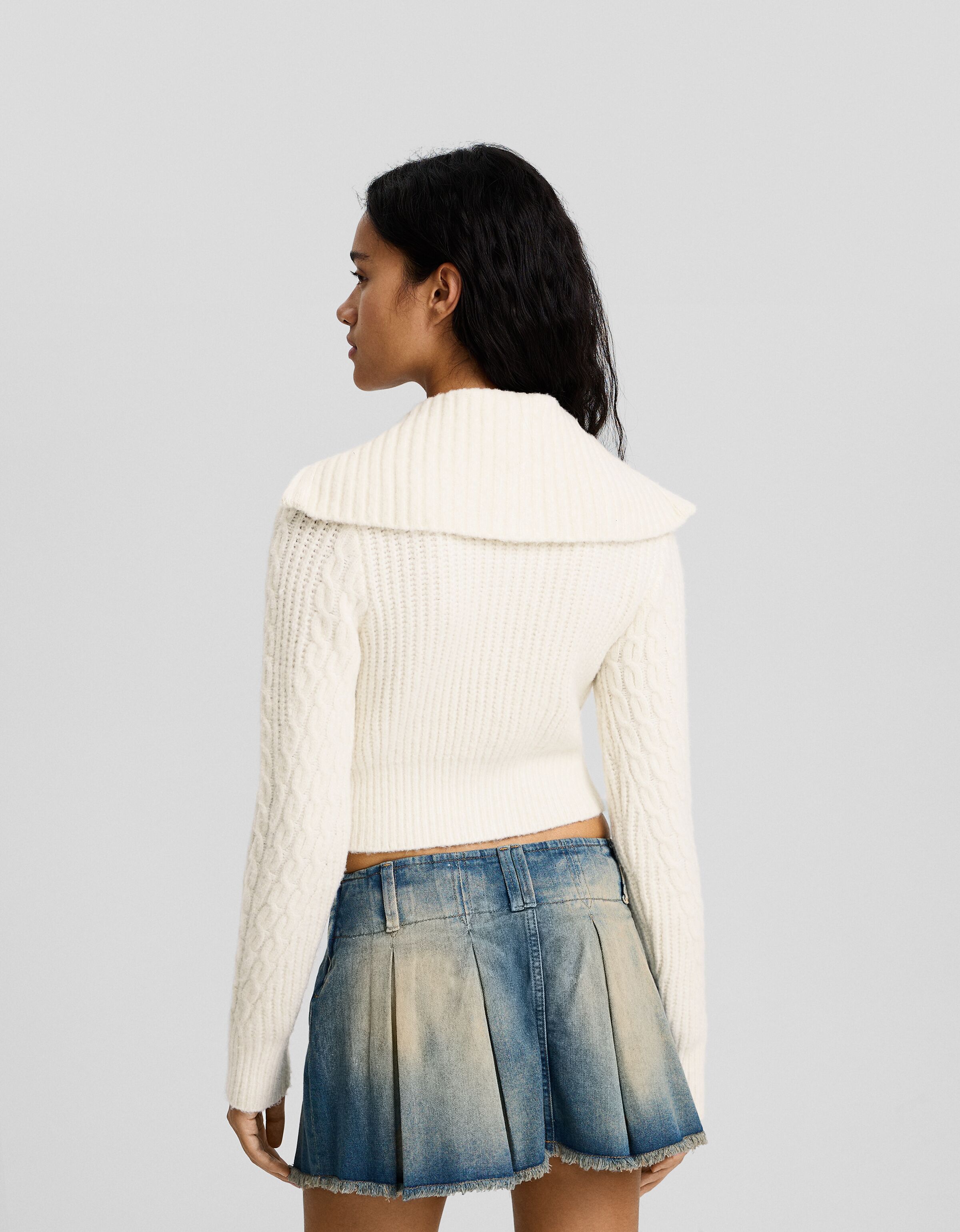 Cárdigan cropped cuello subido cremallera