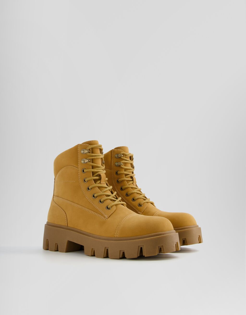 Botines acordonados suela track hombre