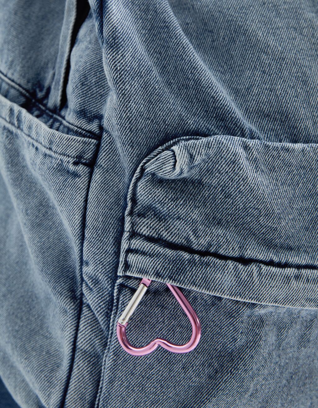 Mochila denim charm corazón