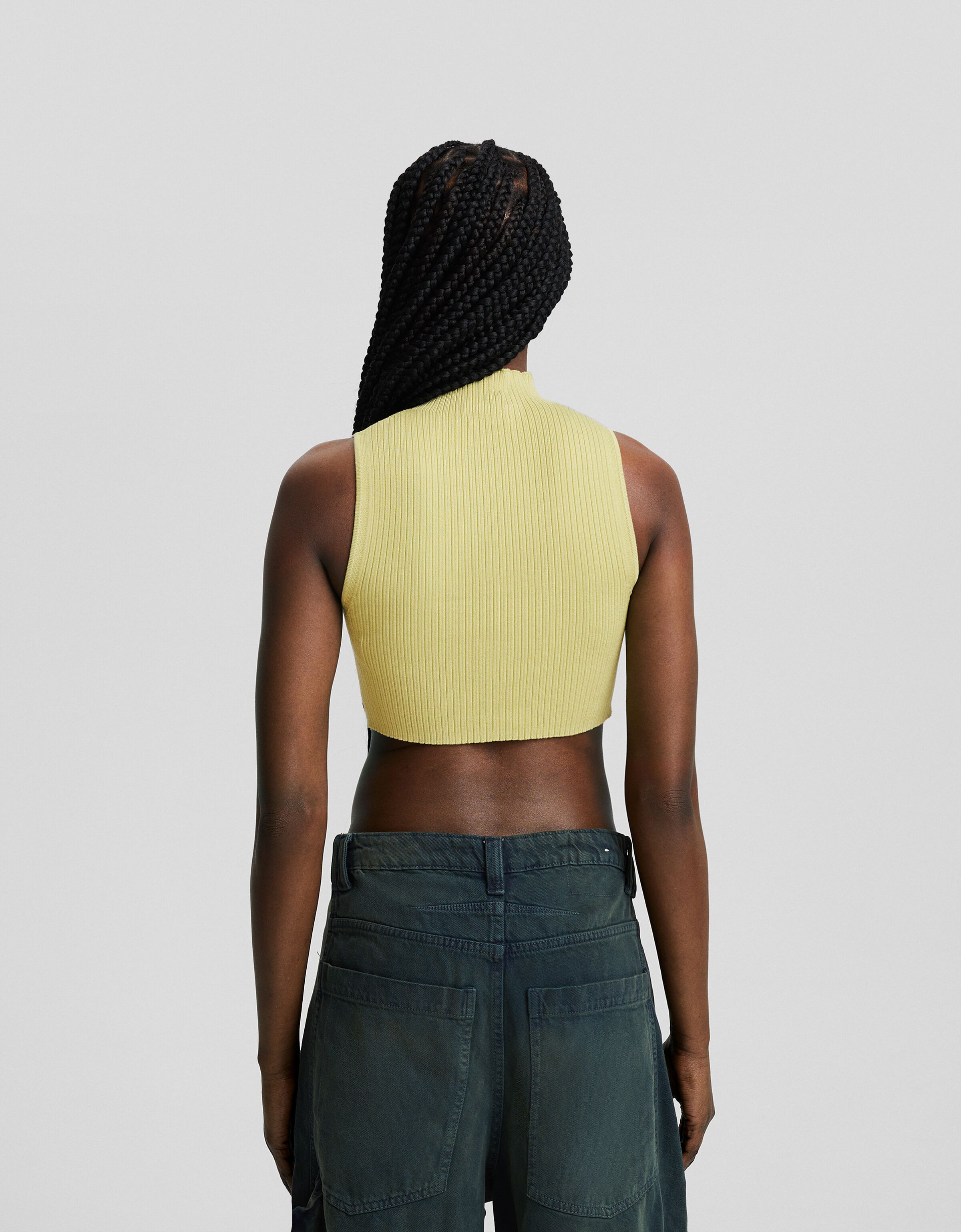 Top sin mangas cuello subido punto