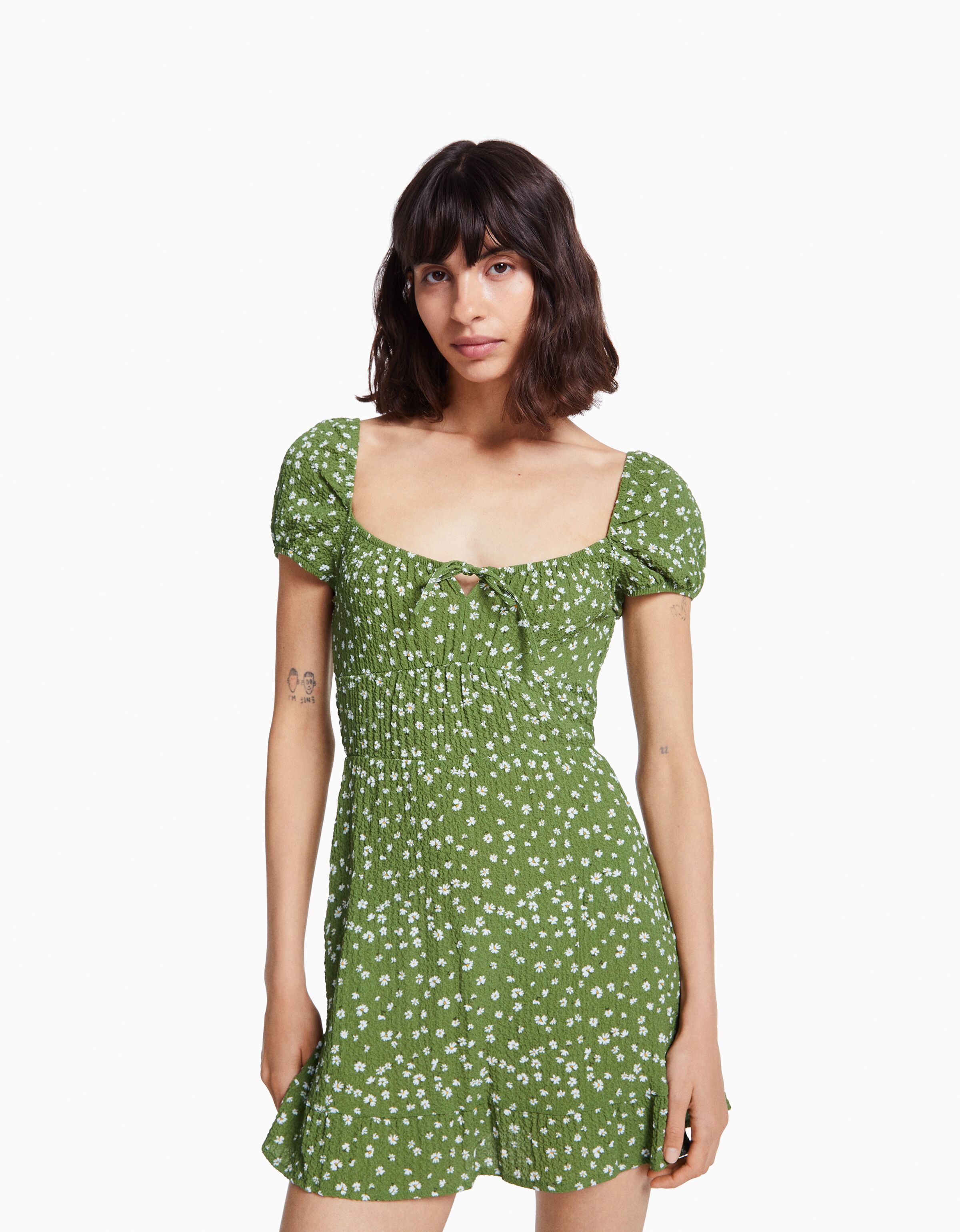 Vestido mini manga corta gofrado