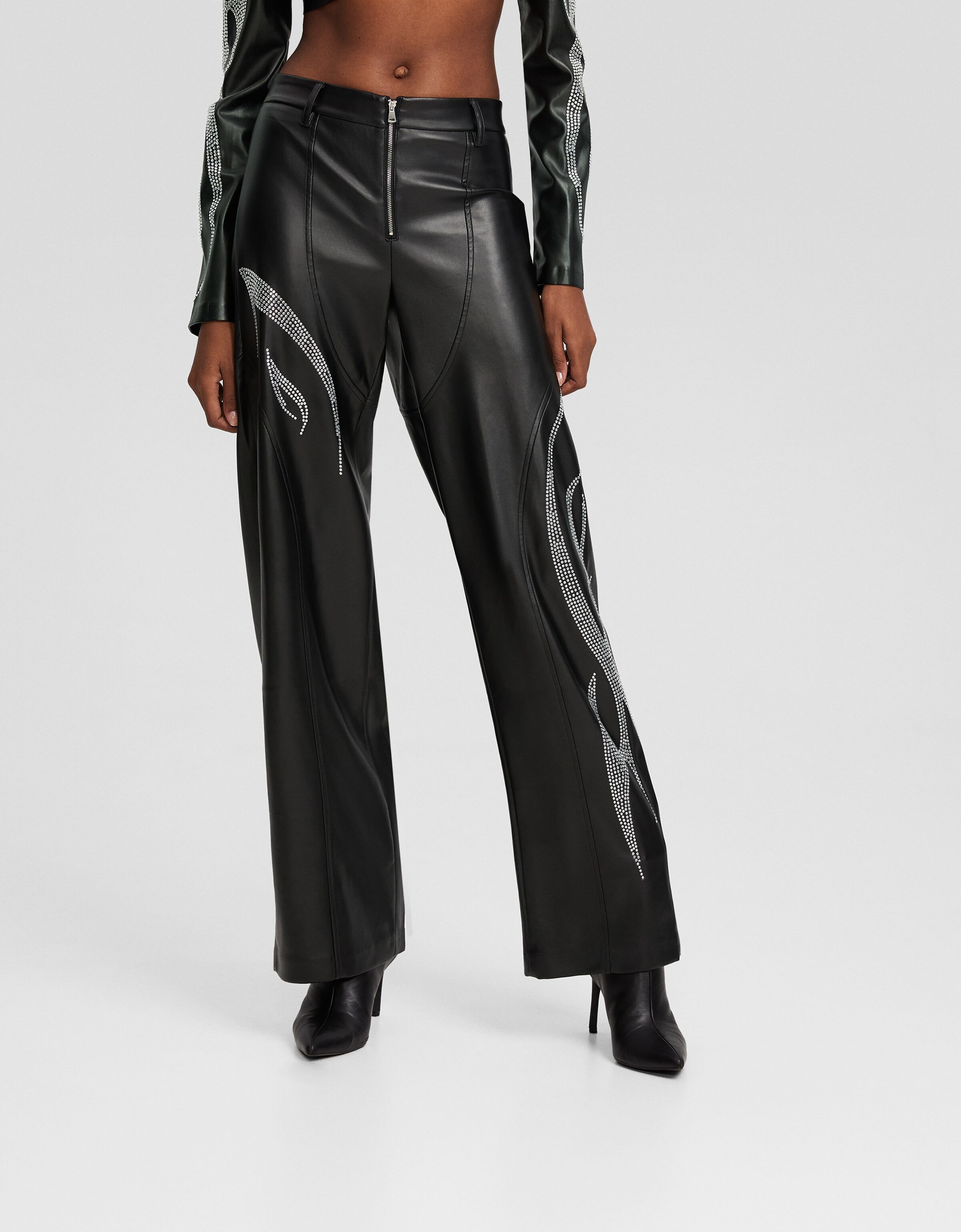 Pantalón straight efecto piel strass