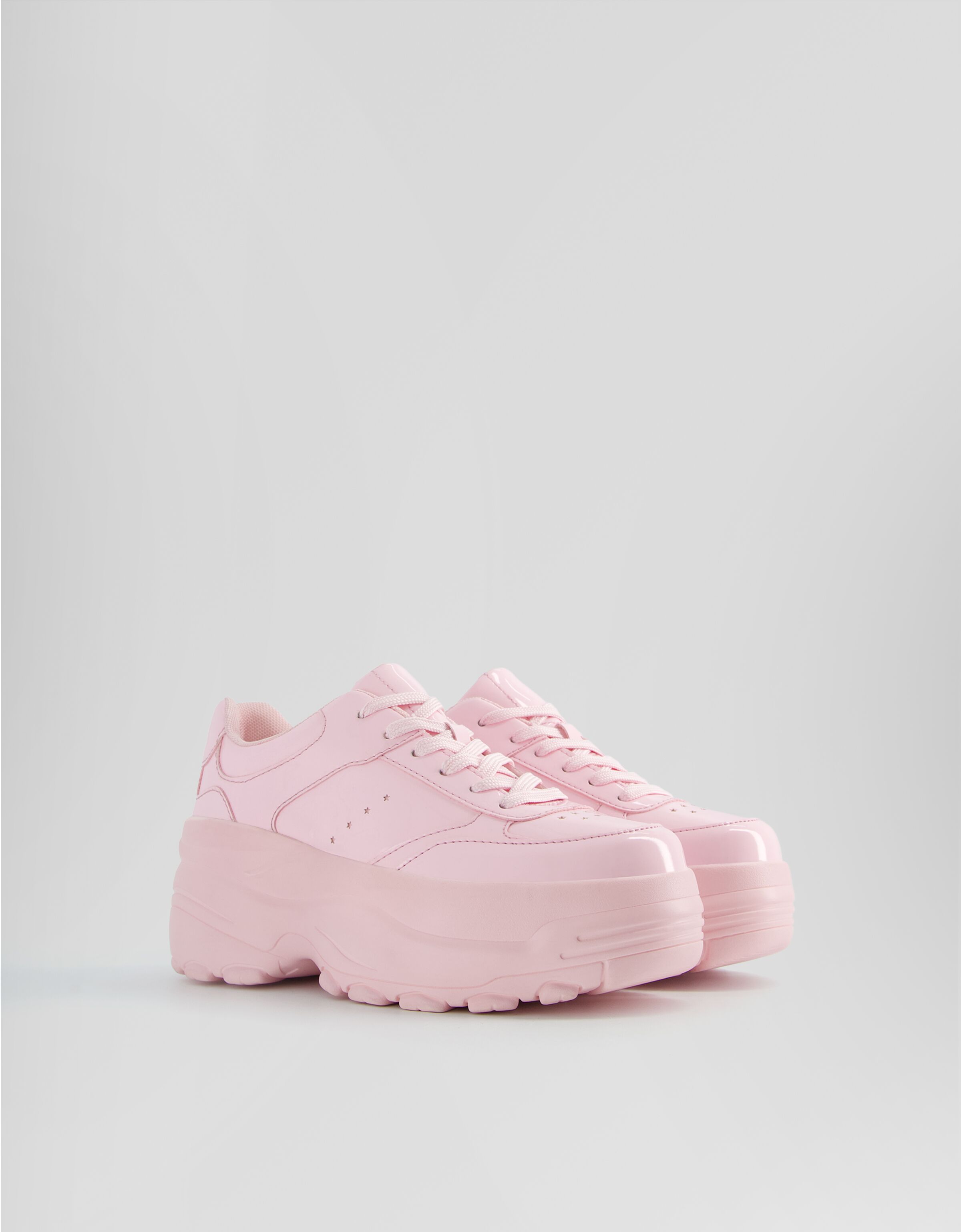 Zapatillas acabado charol suela volumen