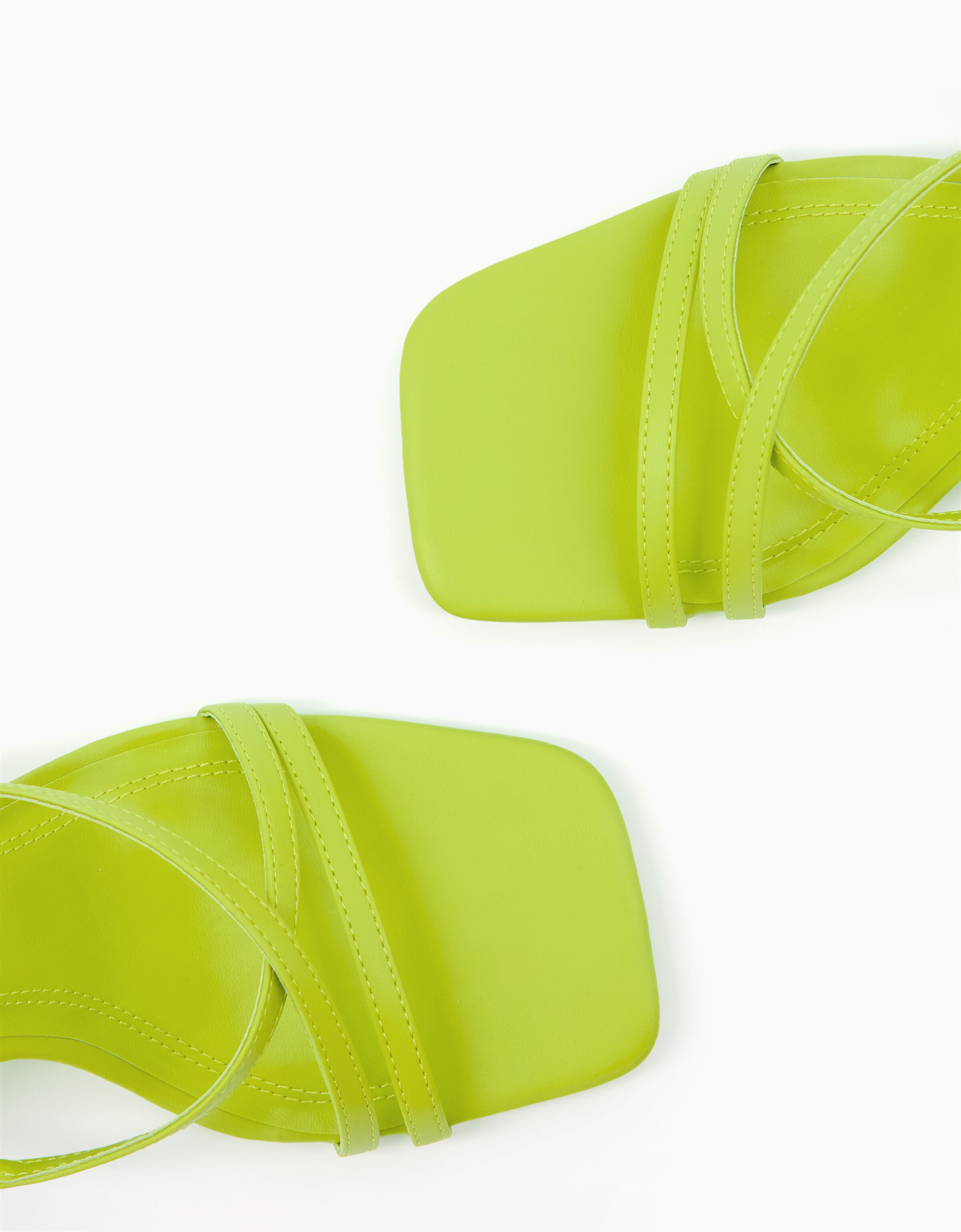 Sandalia tacón tiras pulsera