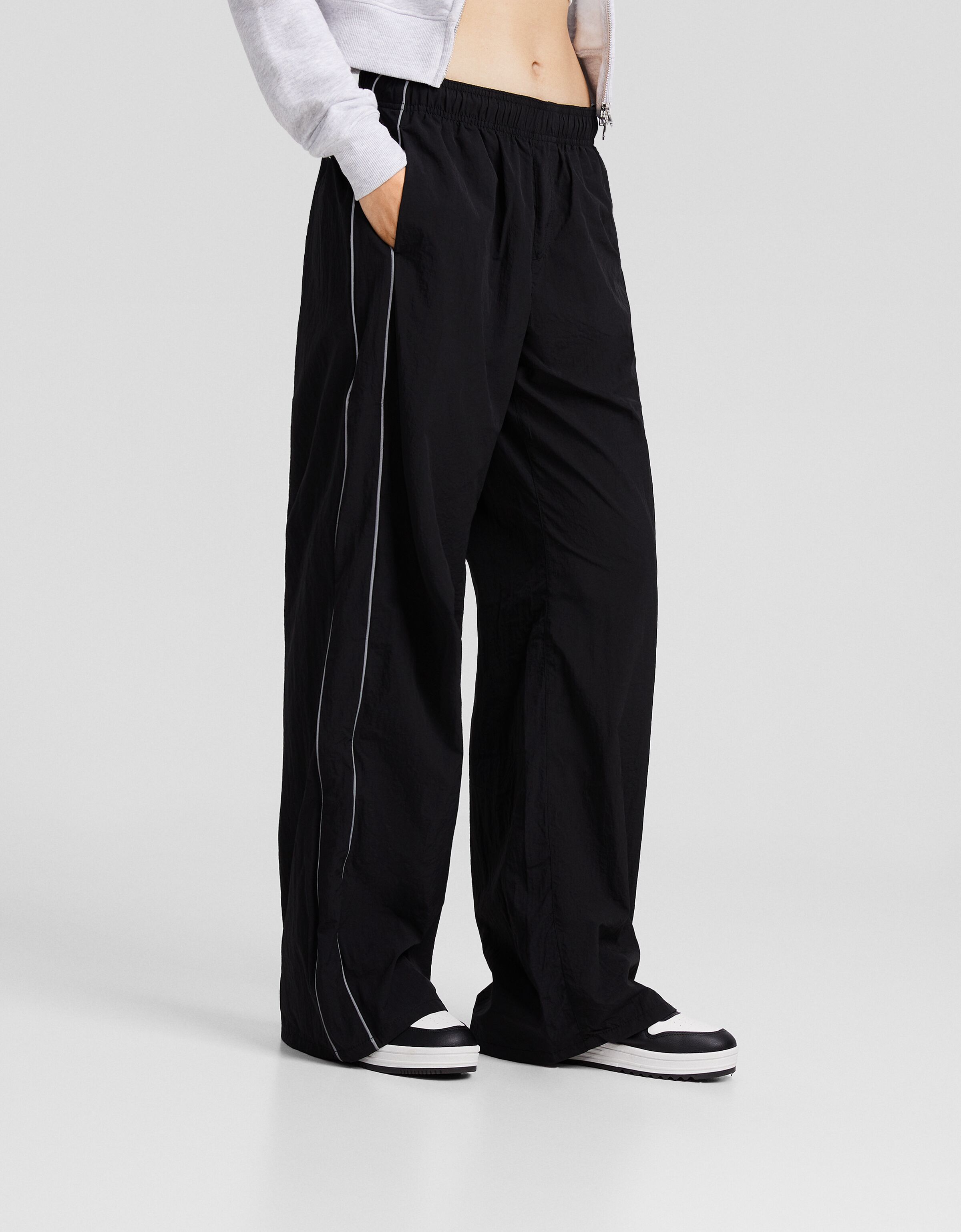 Pantalón wide leg nylon detalle