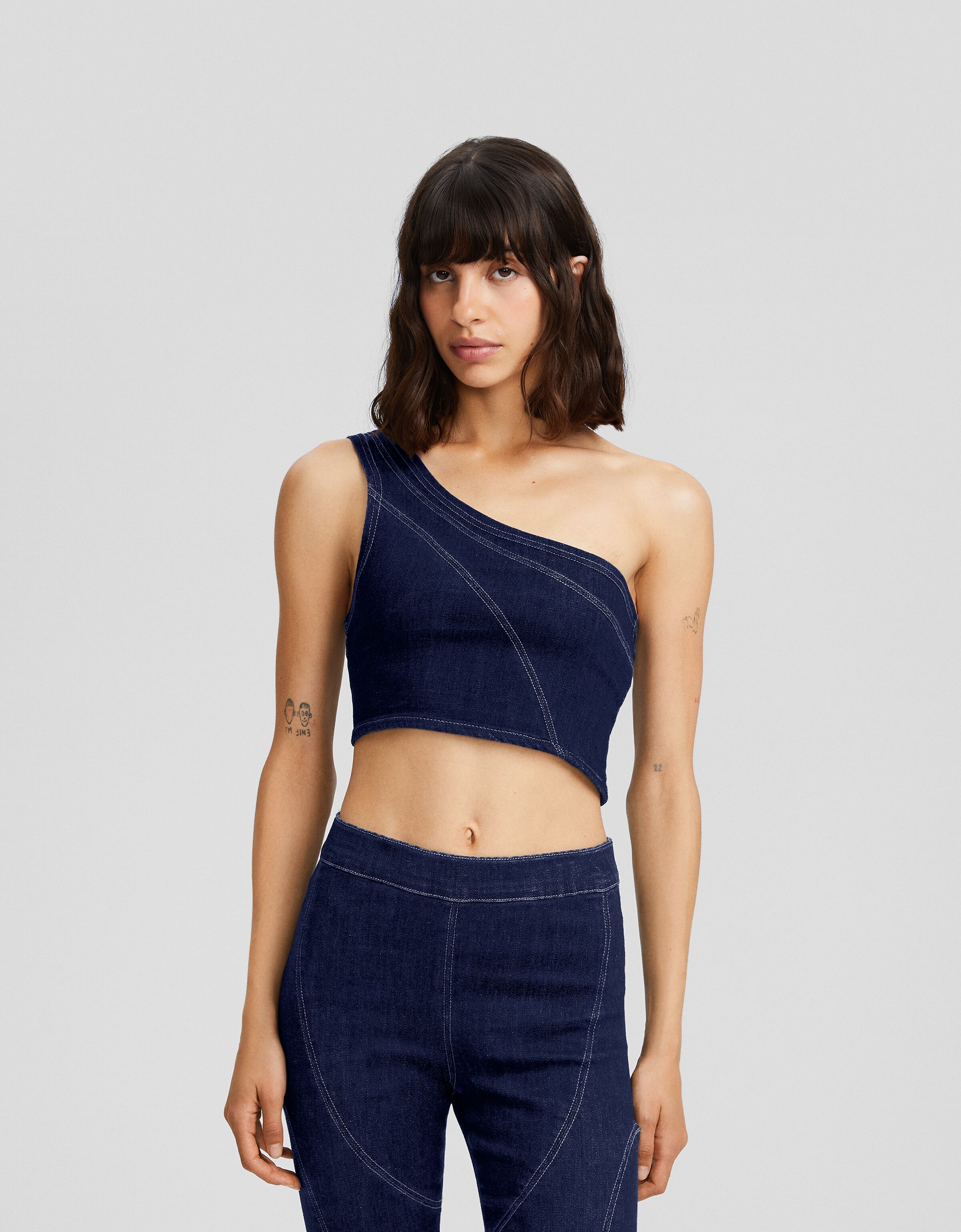 Top bodycon denim asimétrico