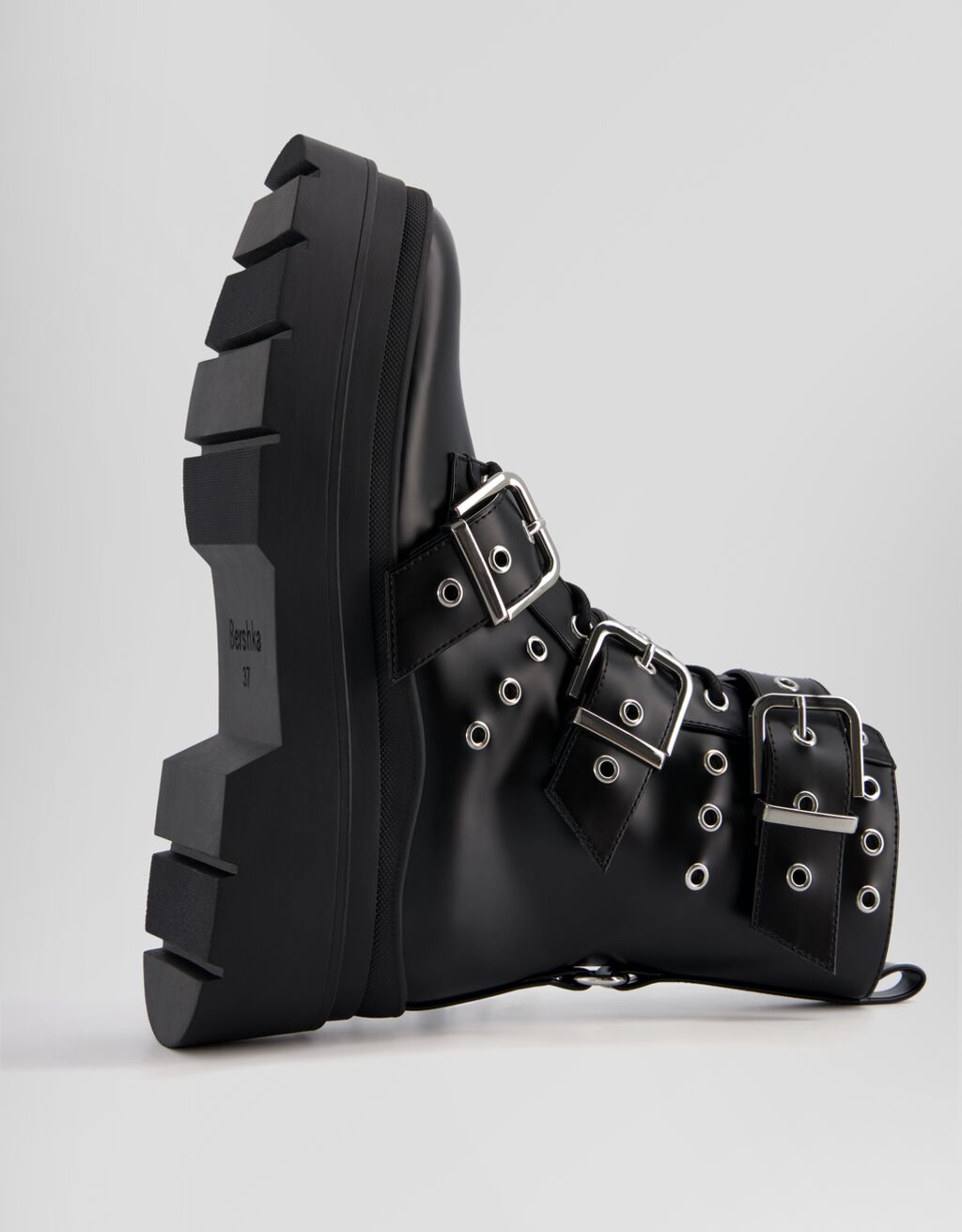 Botines planos detalle tiras con arandelas y hebillas