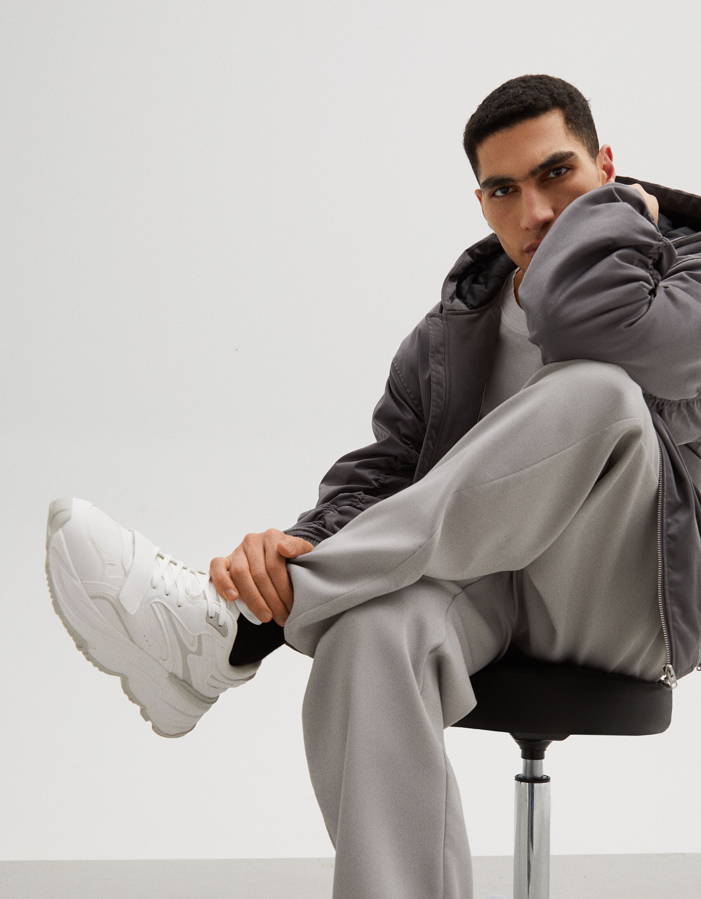 Deportivas volumen suela XL detalle tira hombre