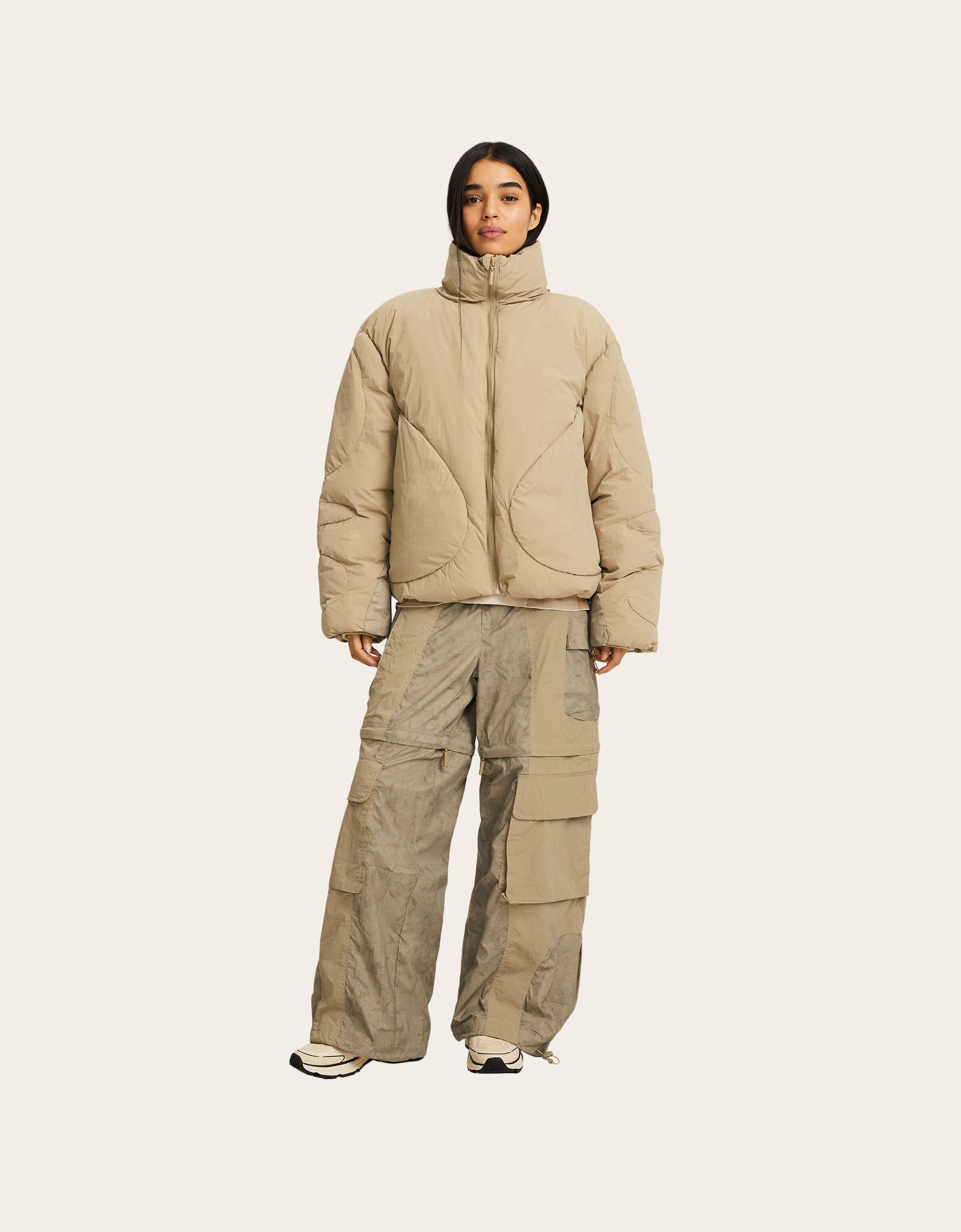 Cazadora RAL7000STUDIO x BERSHKA técnica acolchada bajo ajustable