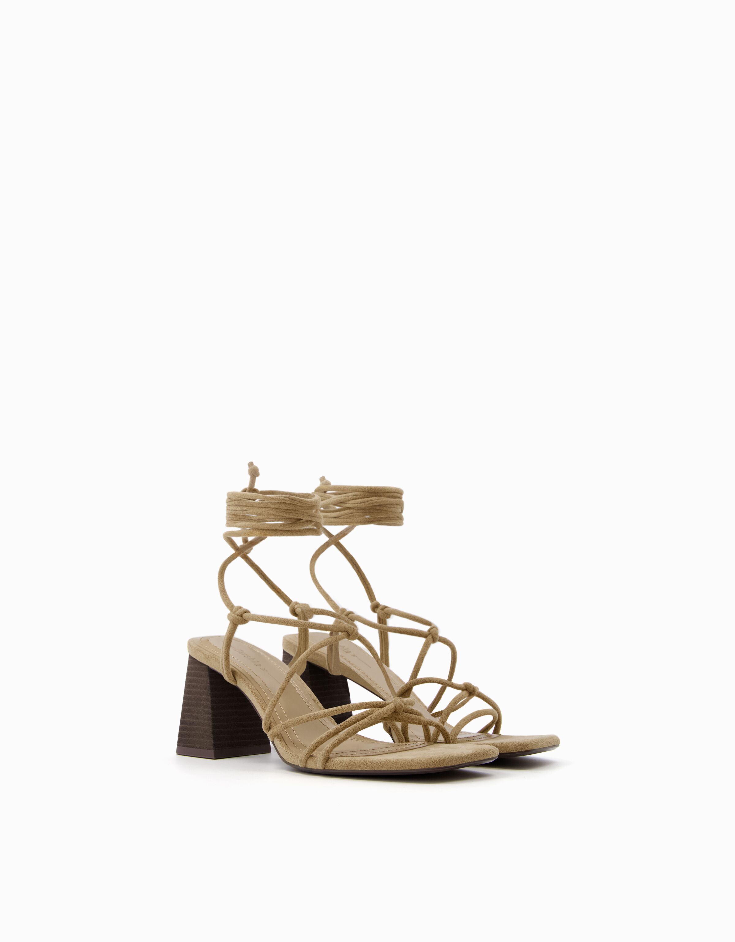 Sandalia tacón atada detalle nudos