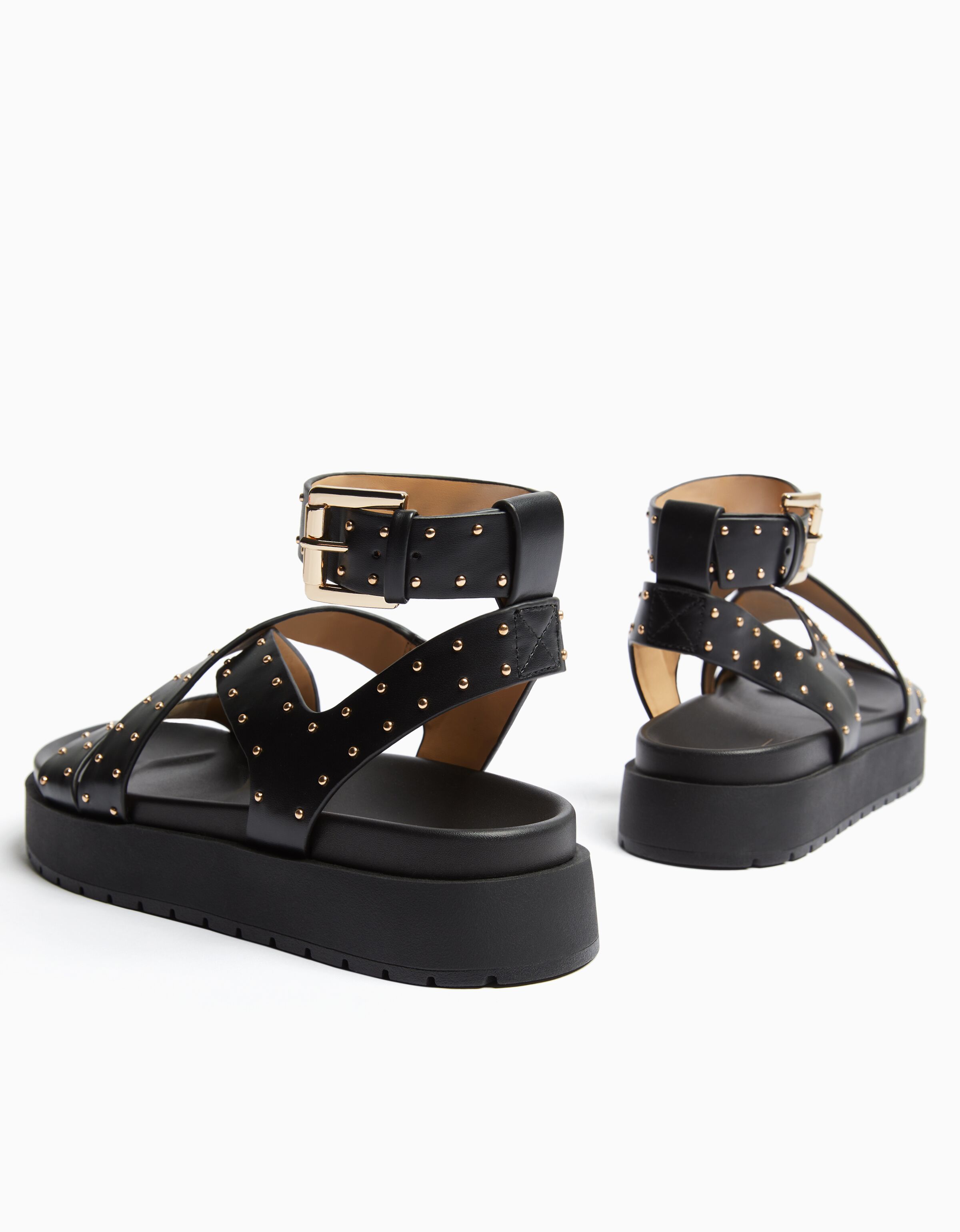 Sandalia plana plataforma tachas