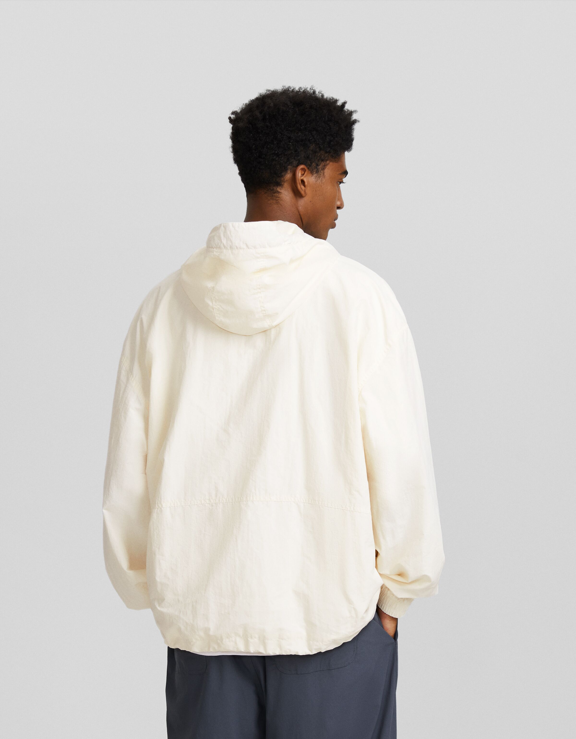 Cazadora capucha oversize con nylon