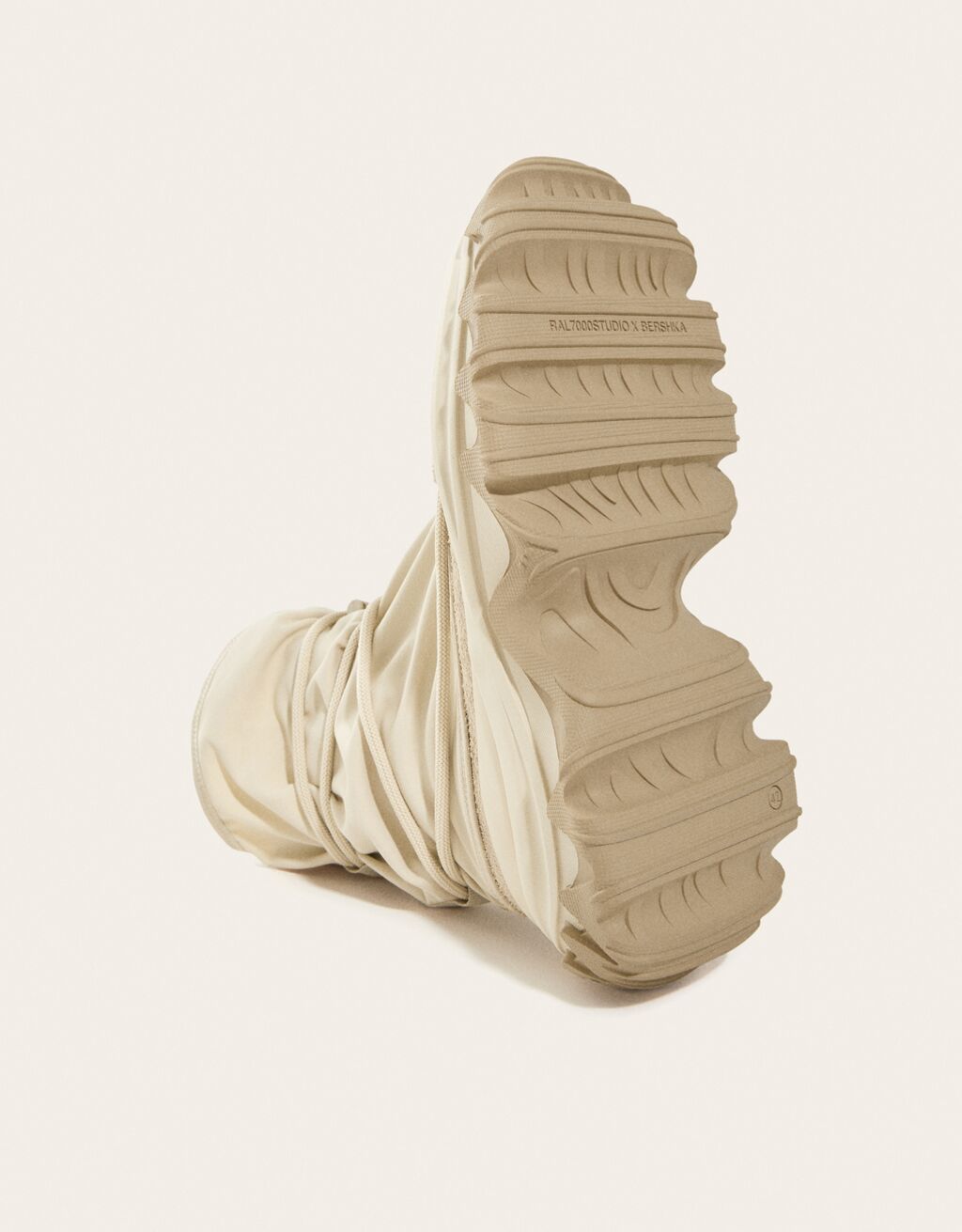 Botines RAL7000STUDIO x Bershka detalle cordones