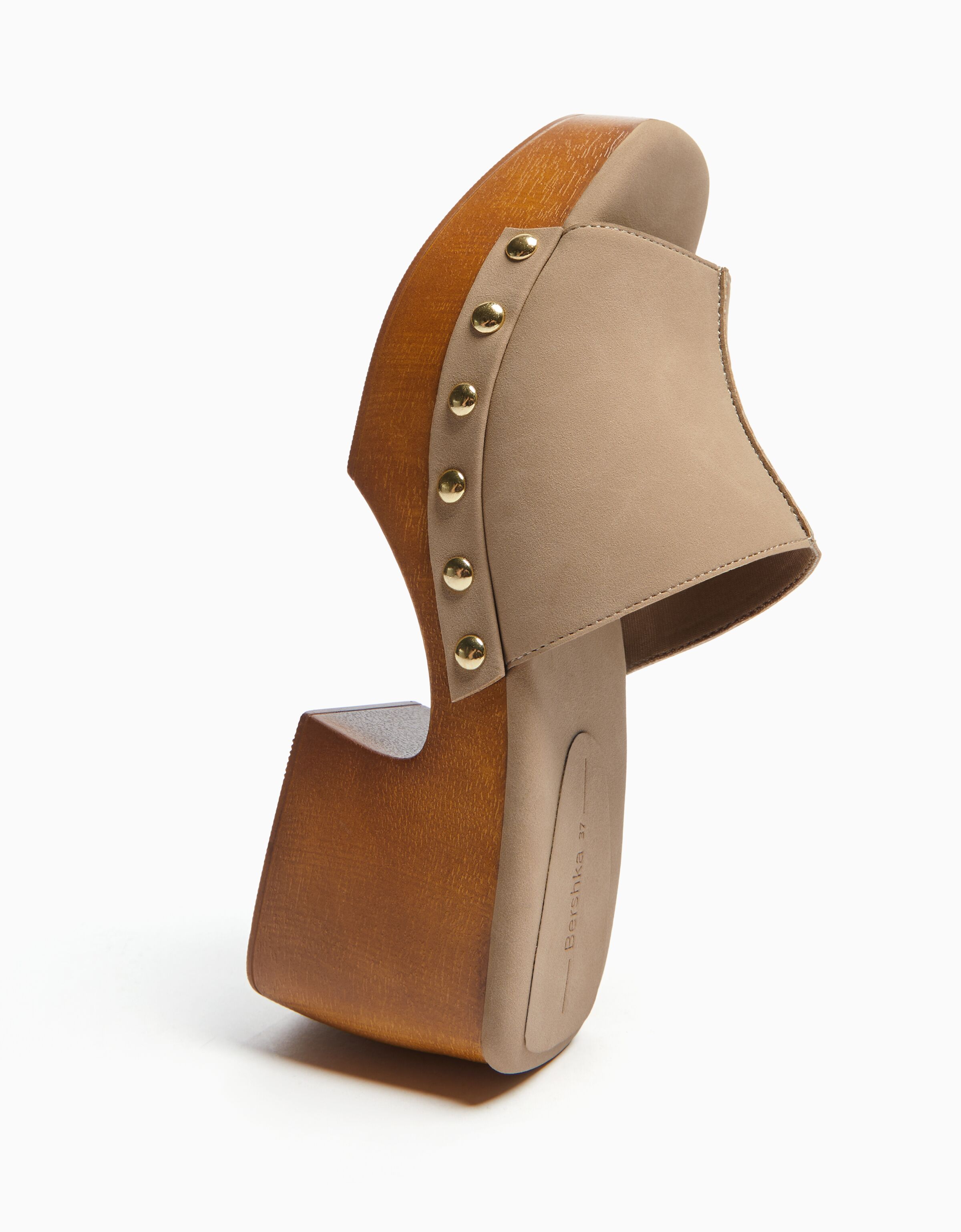 Sandalia tacón plataforma tachas