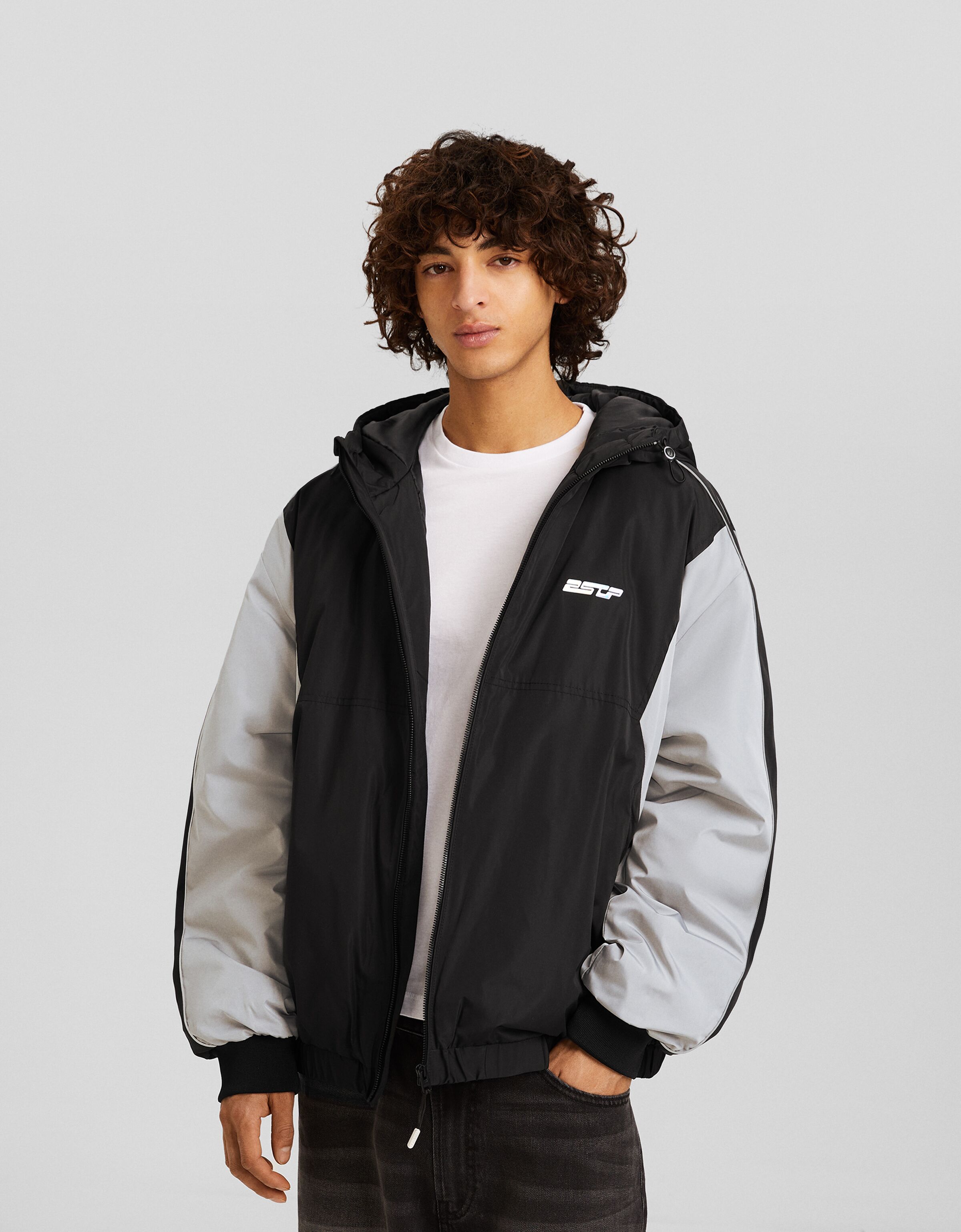 Cazadora capucha técnica color block