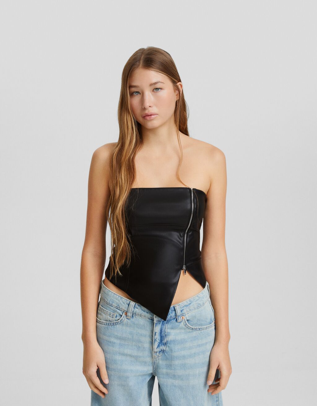 Top cropped bandeau efecto piel cremallera