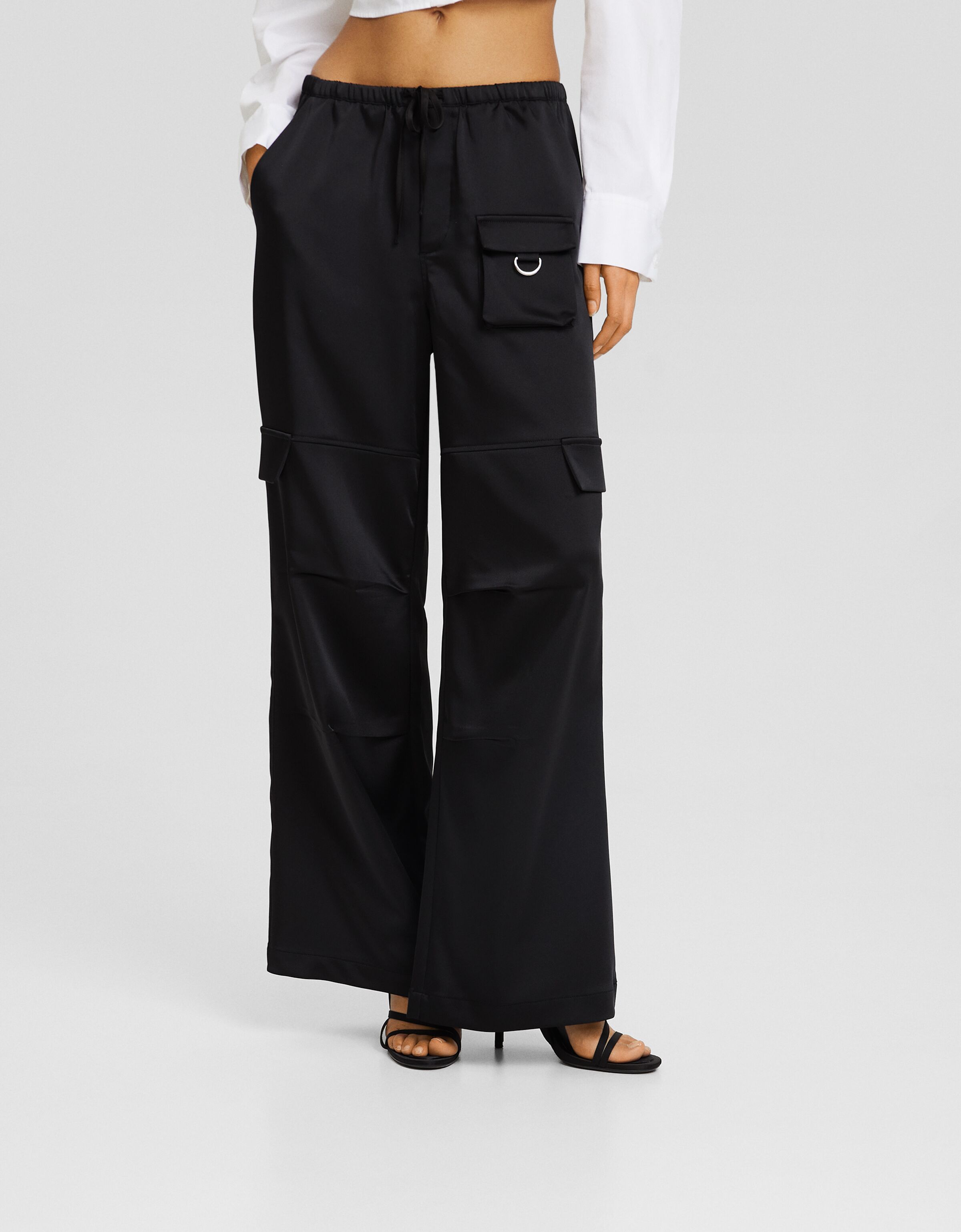 Pantalón wide leg cargo satinado