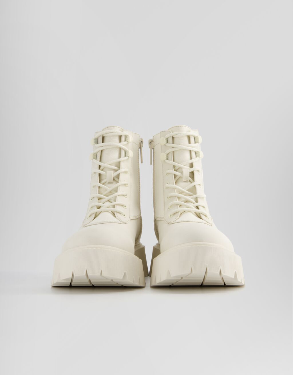 Botines planos acordonados combinados