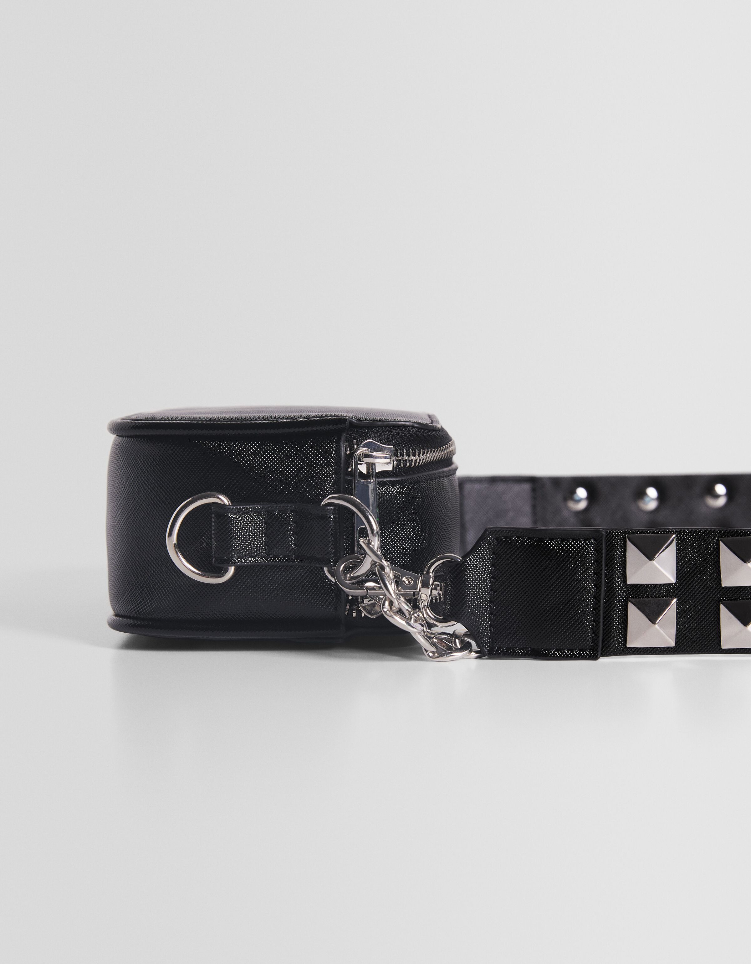 Bolso bandolera multiposición tachas