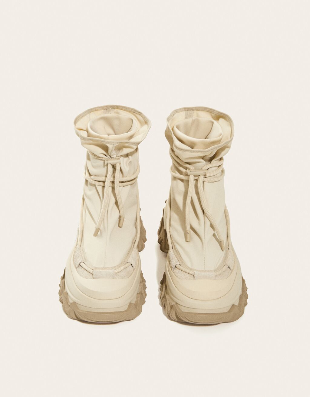 Botines RAL7000STUDIO x Bershka detalle cordones