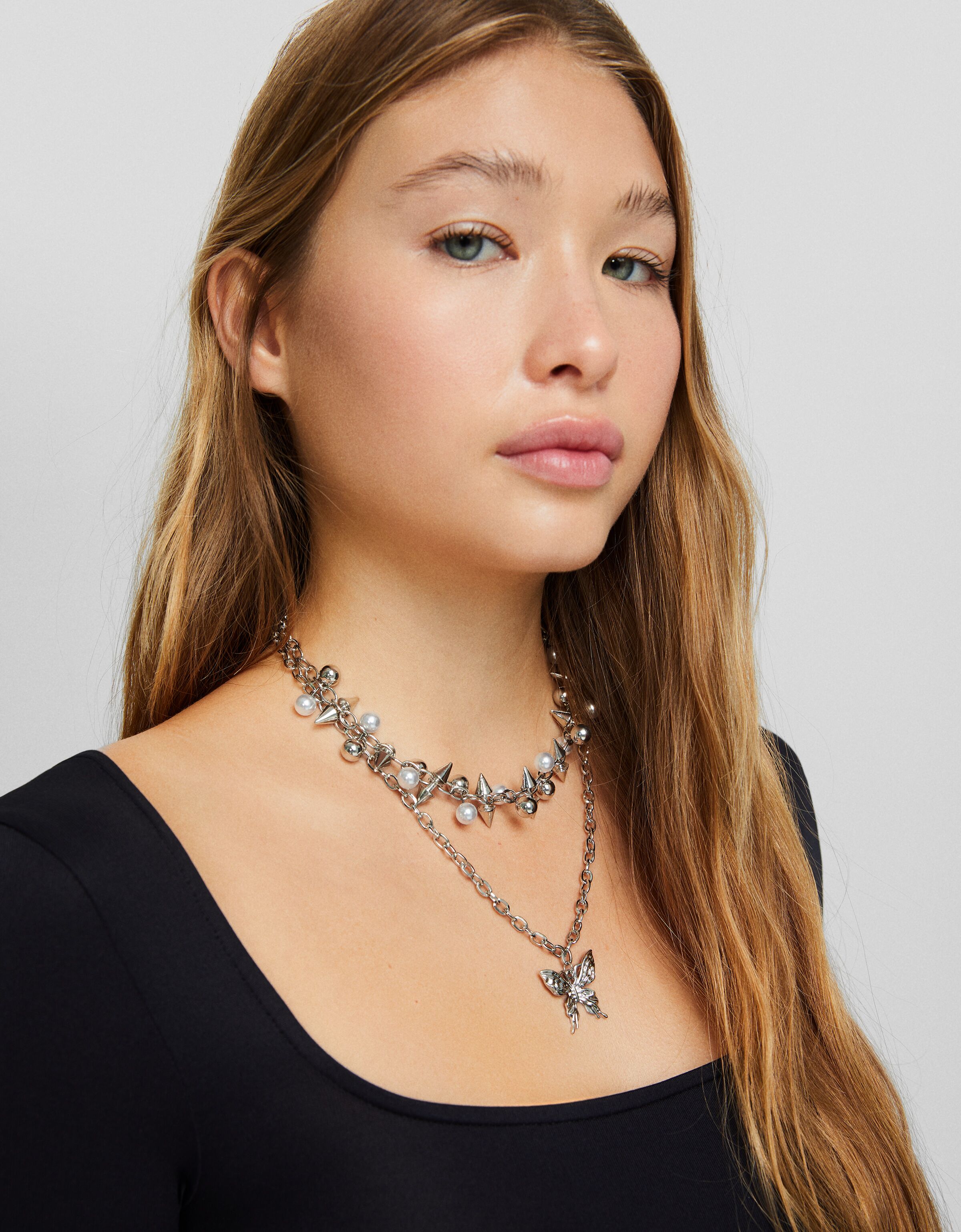 Set 2 collares pinchos perlas mariposa