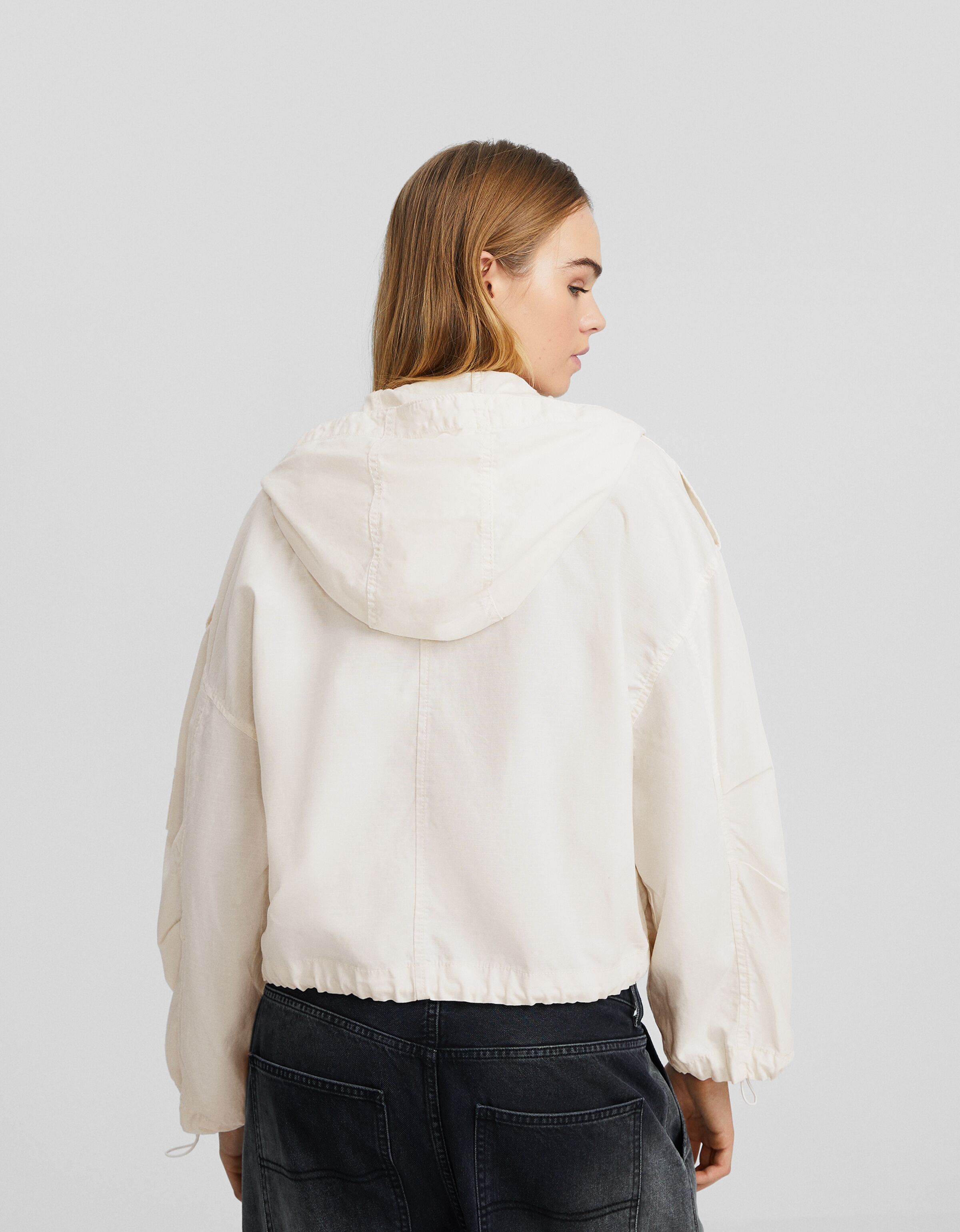 Cazadora capucha bolsillos algodón