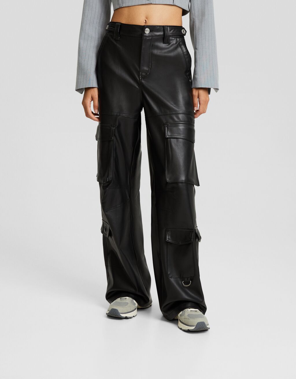 Pantalón cargo multibolsillos efecto piel