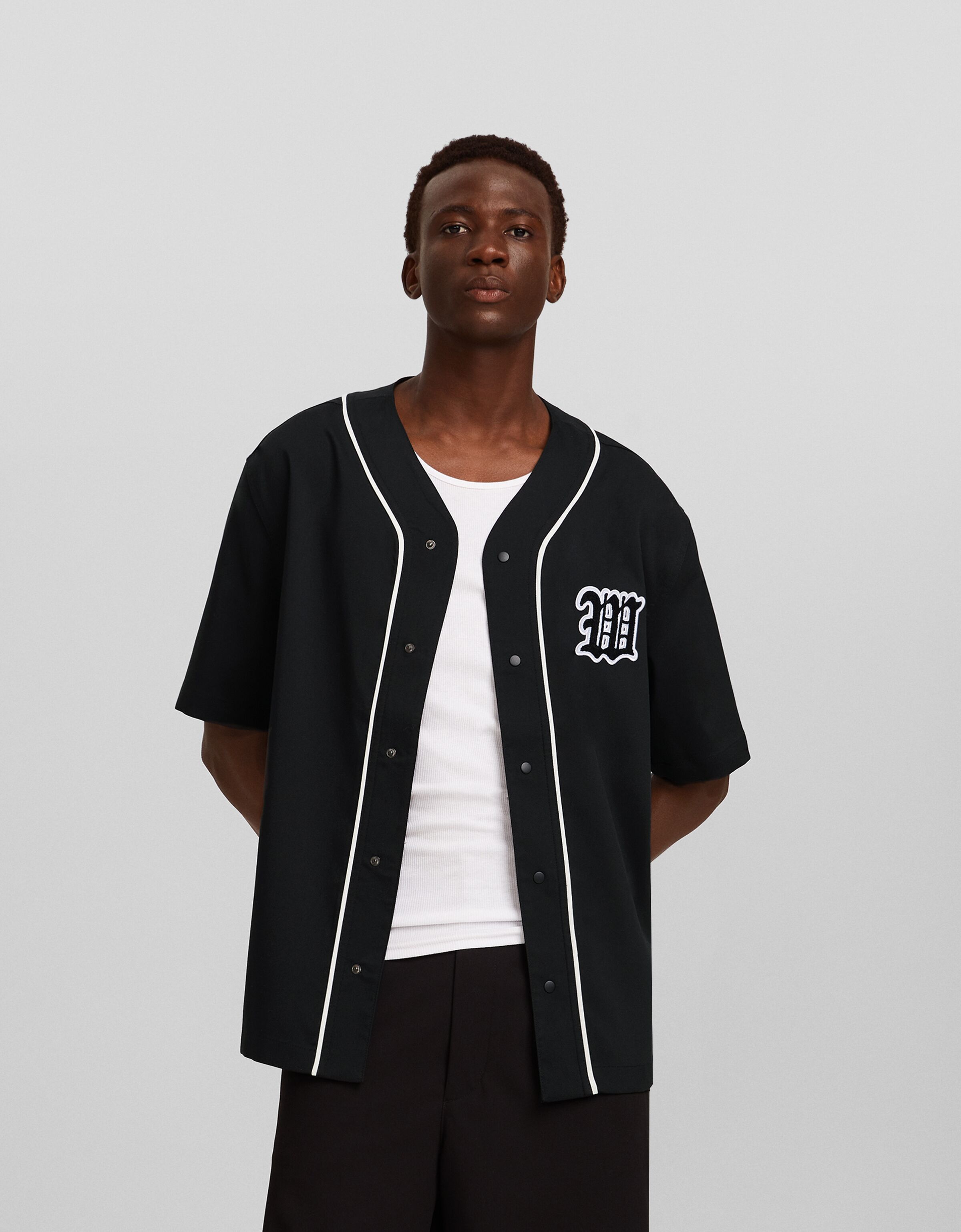 Camisa manga corta beisbolera bordado