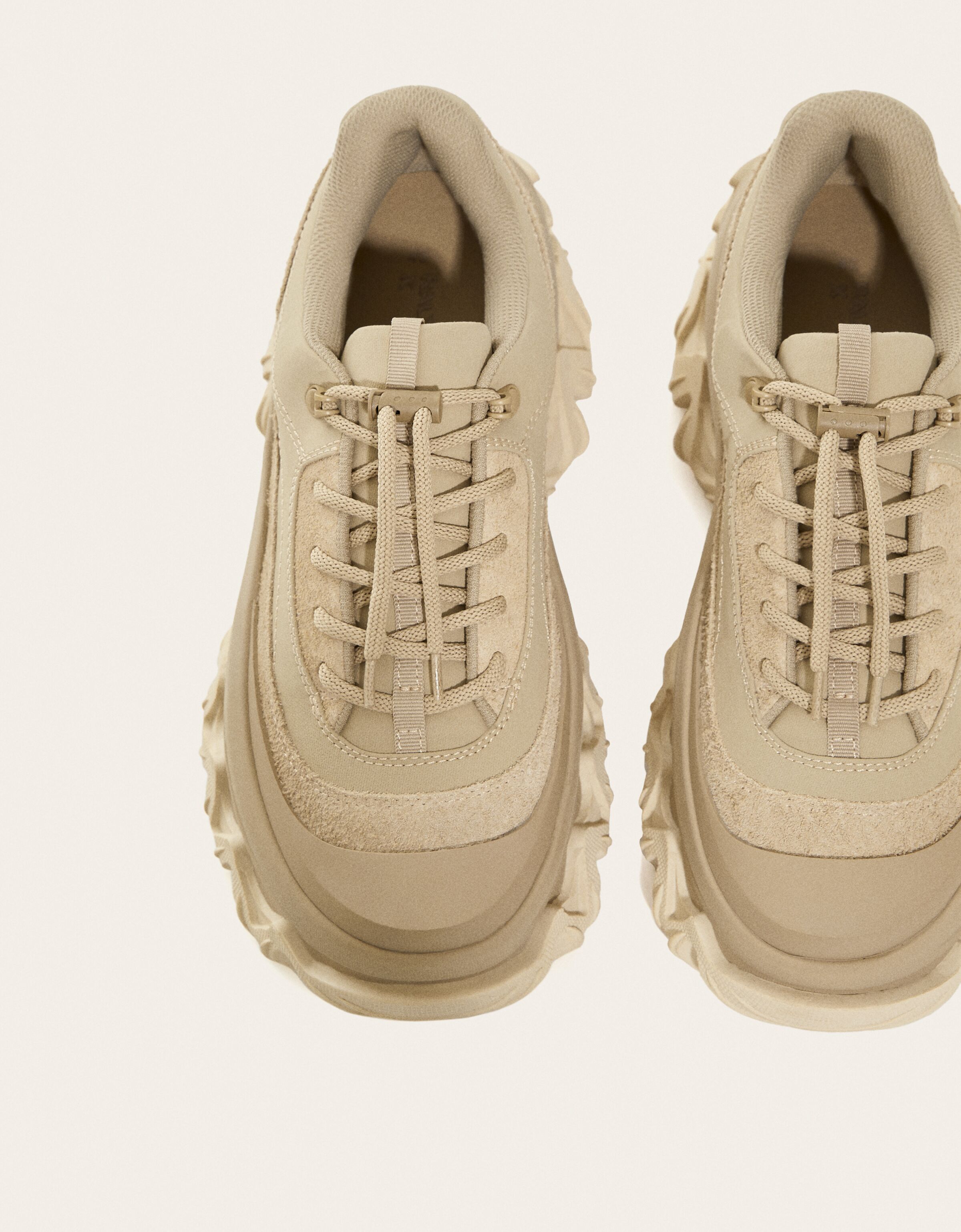 Deportivas RAL7000STUDIO x Bershka detalle cordones