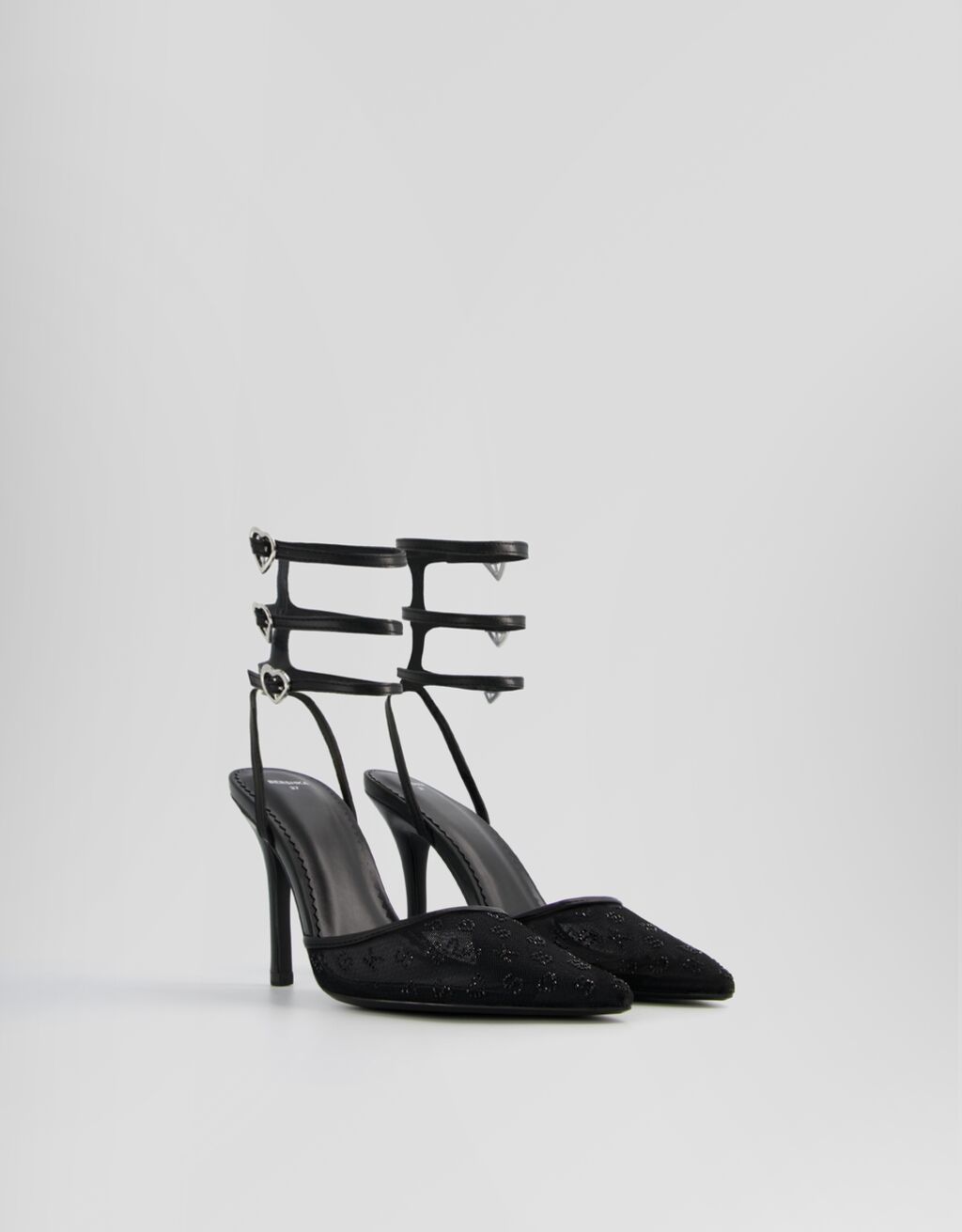 Zapato tacón brillos pulseras con hebillas en forma de corazón