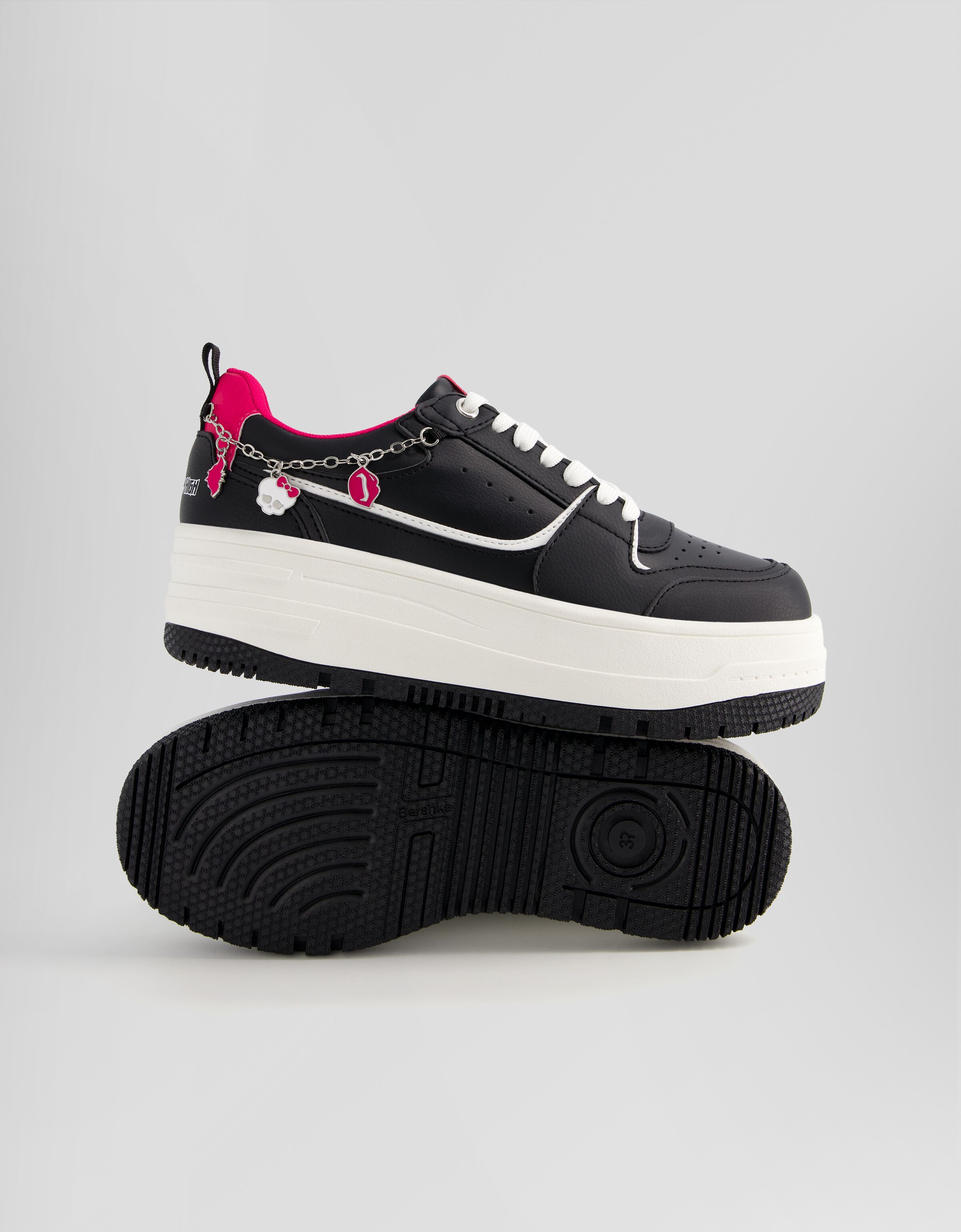 Zapatillas Monster High detalle pulsera con abalorios