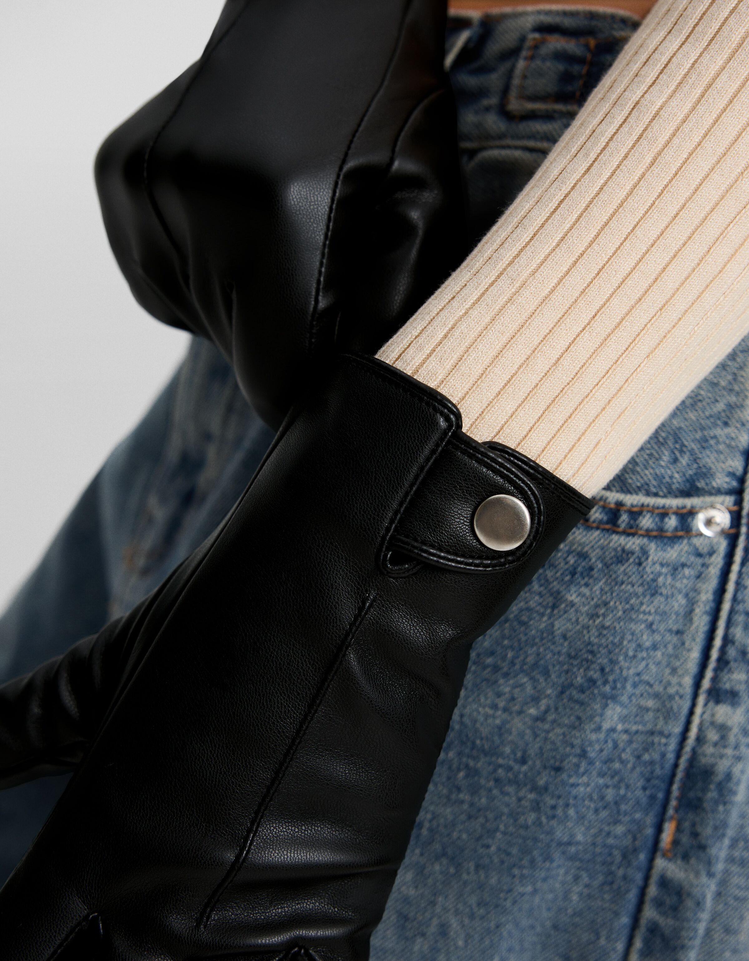 Guantes efecto piel botón