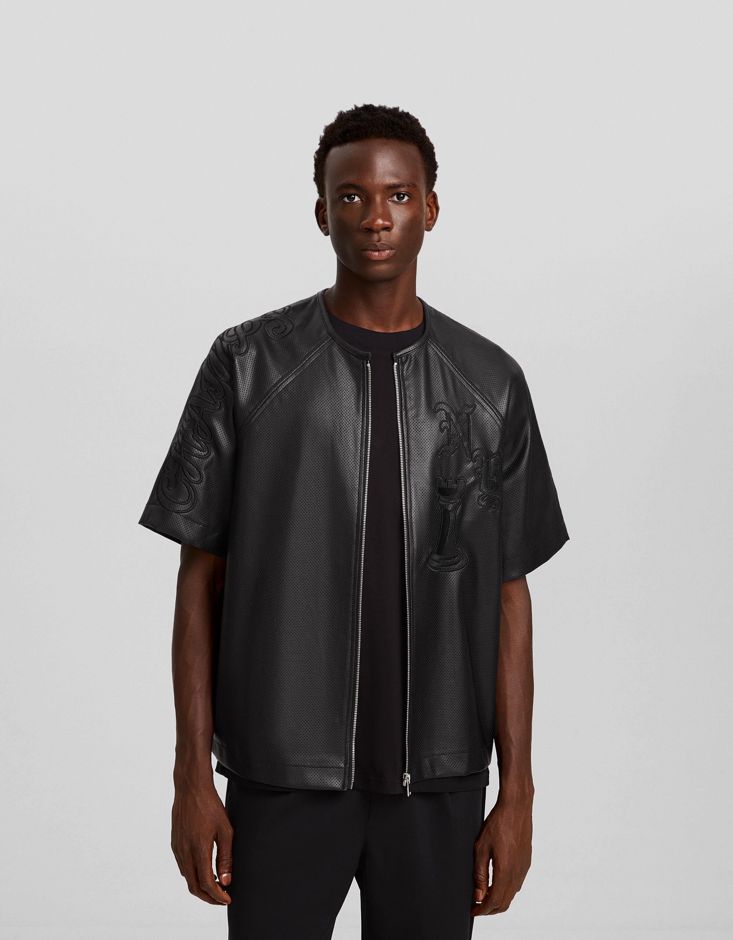 Camisa manga corta efecto piel detalle perforado bordado