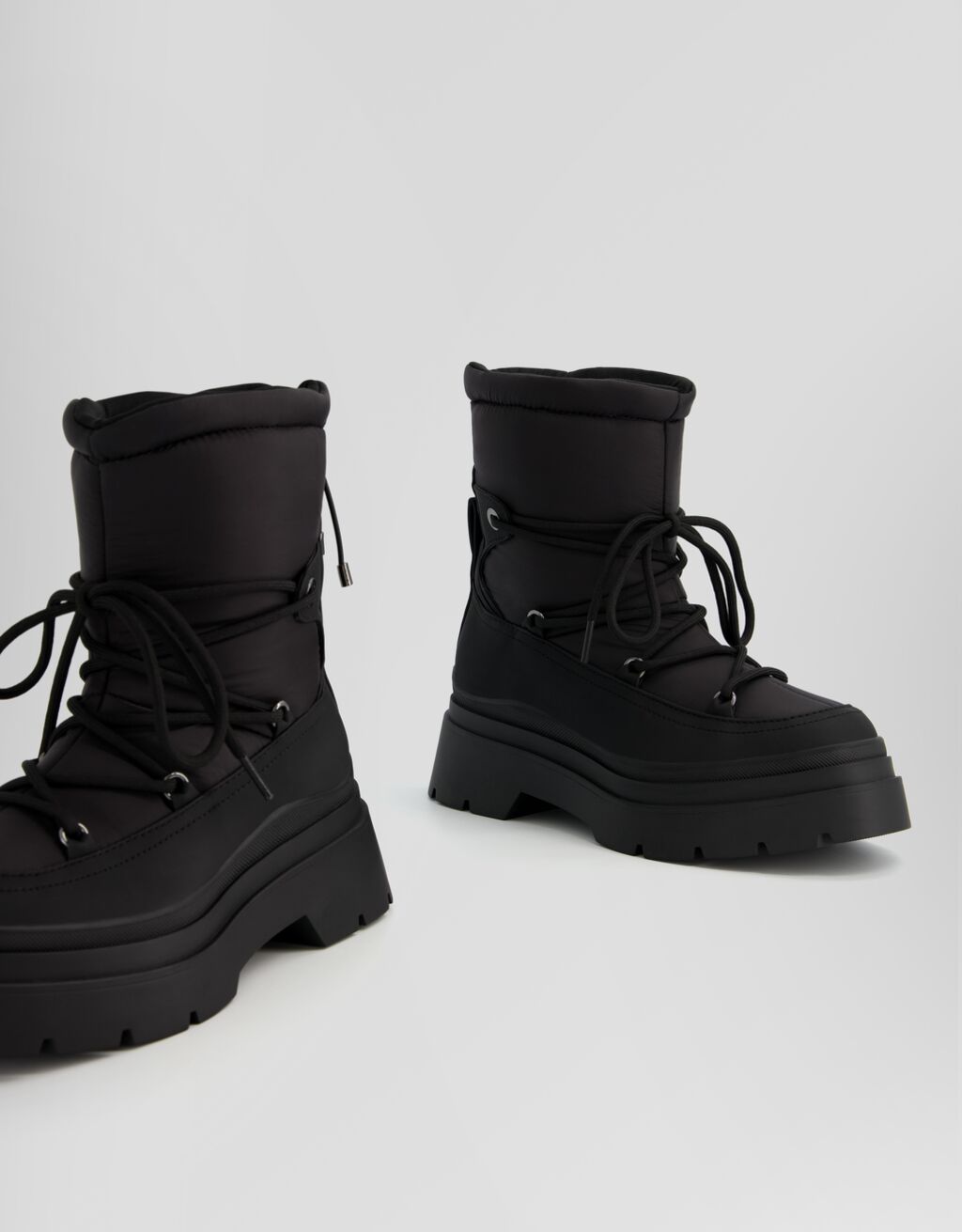 Botines acolchados detalle cordones