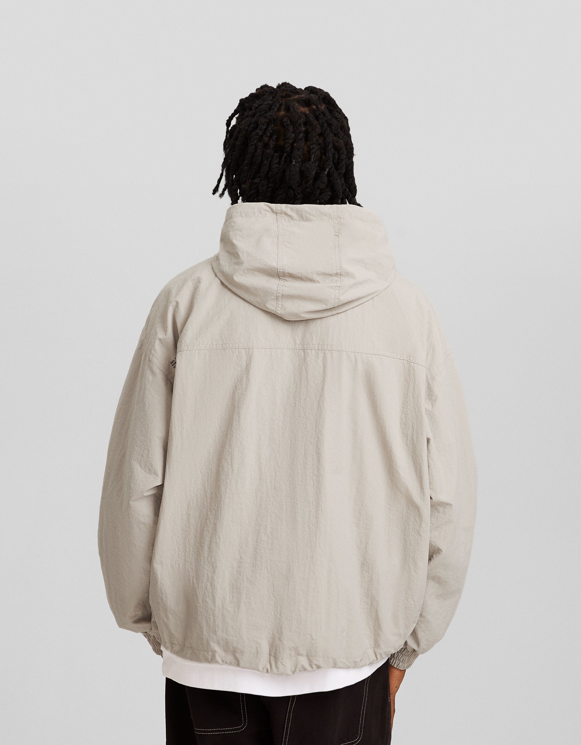 Cazadora capucha ligera nylon bolsillos