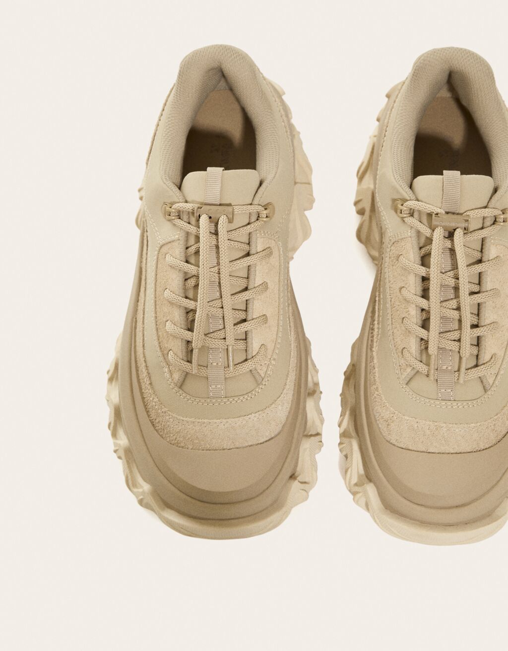 Deportivas RAL7000STUDIO x Bershka detalle cordones