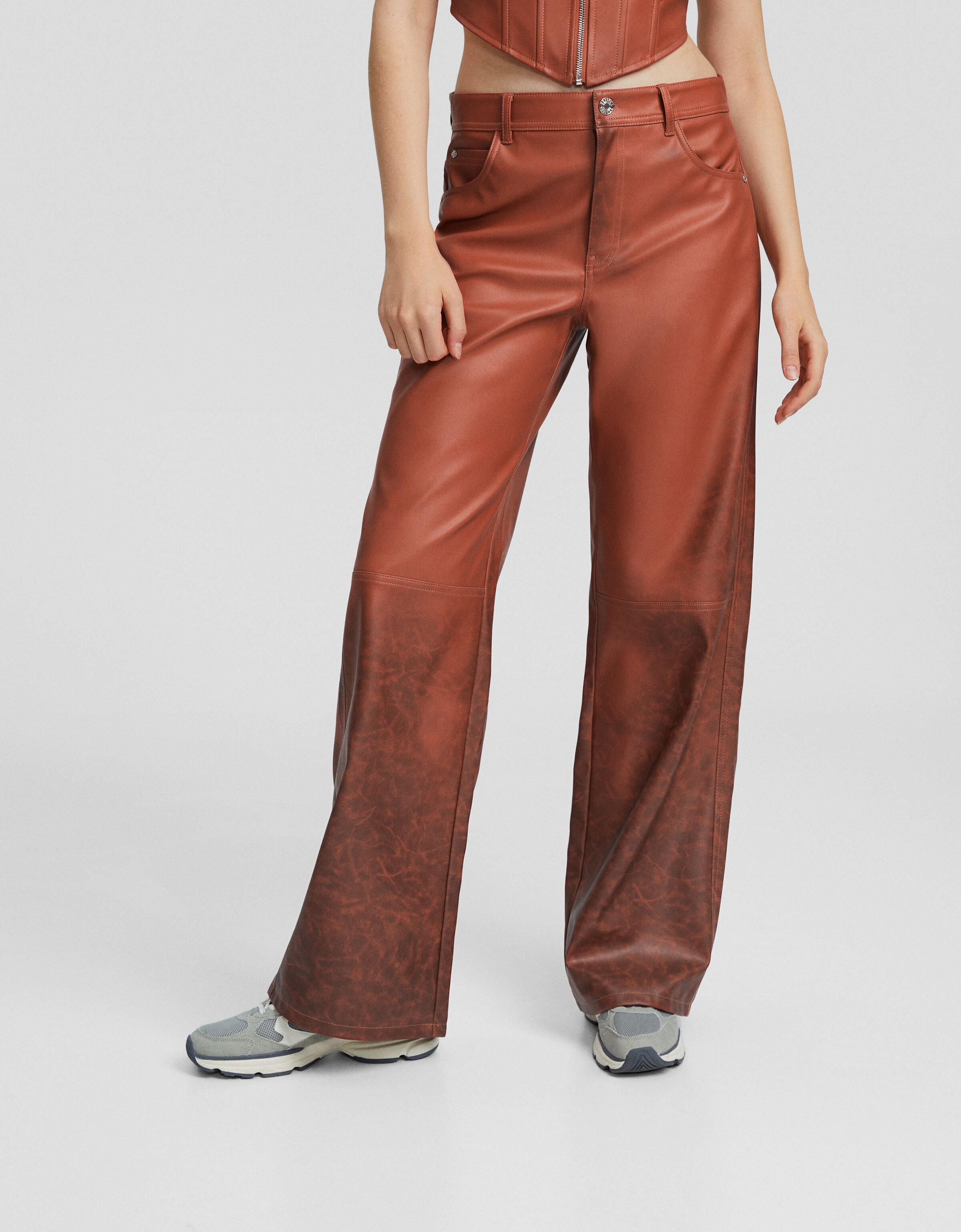 Pantalón straight termosensible efecto piel