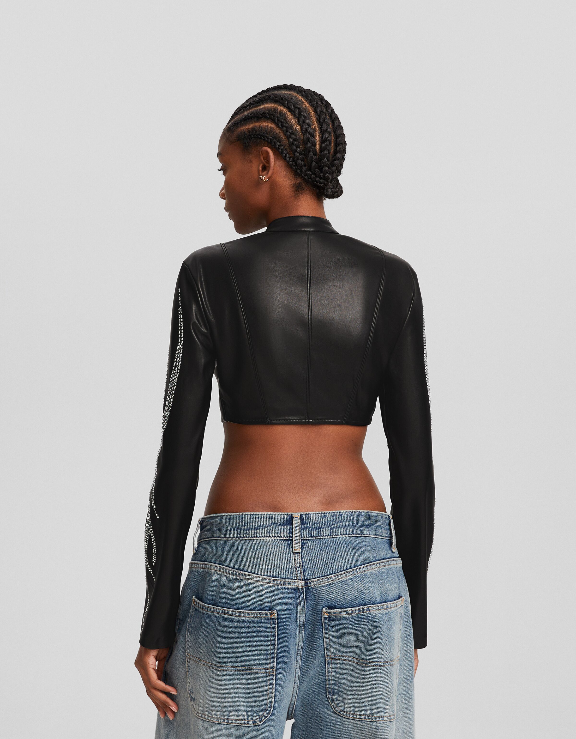 Cazadora cropped efecto piel strass
