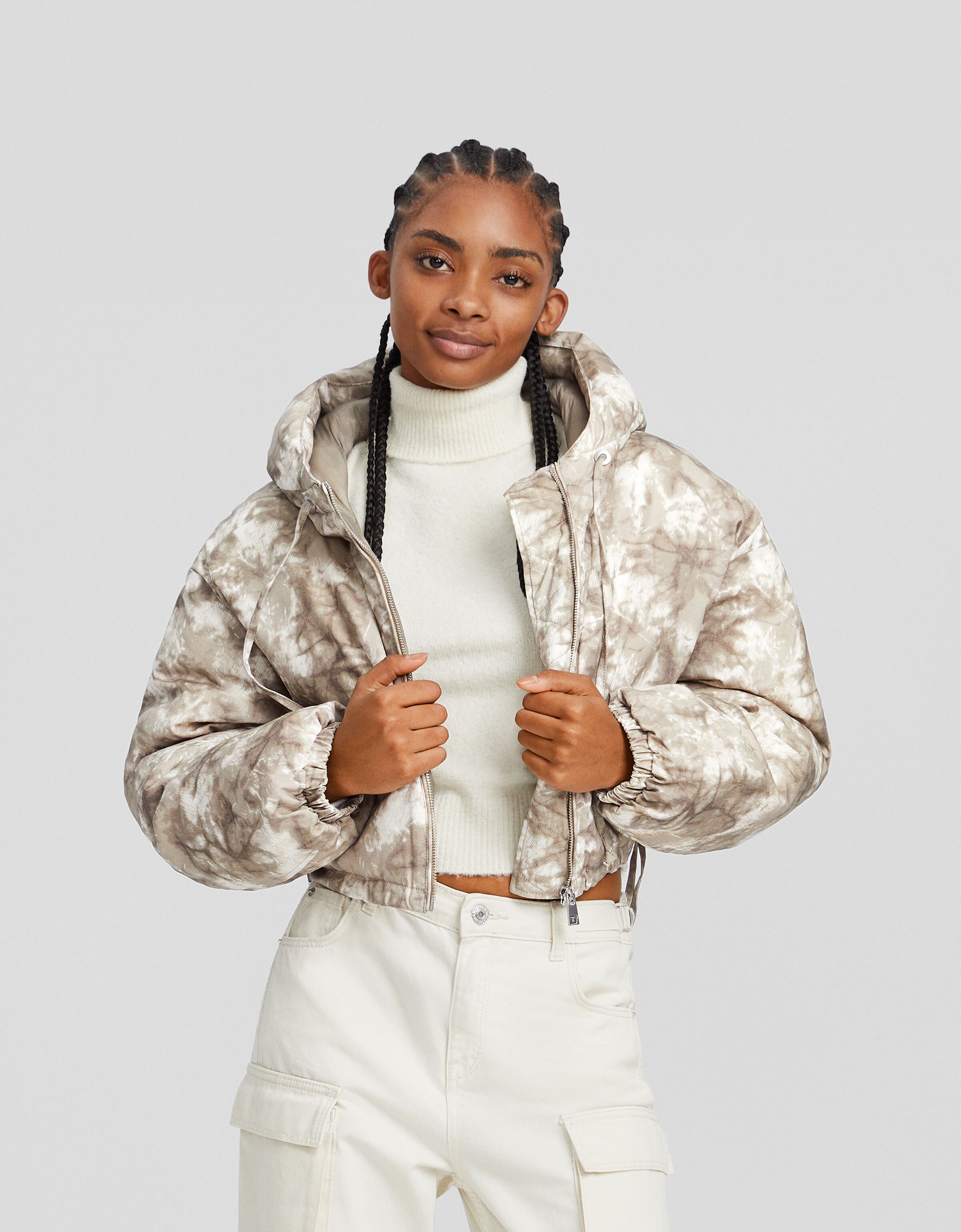 Cazadora acolchada capucha cropped print