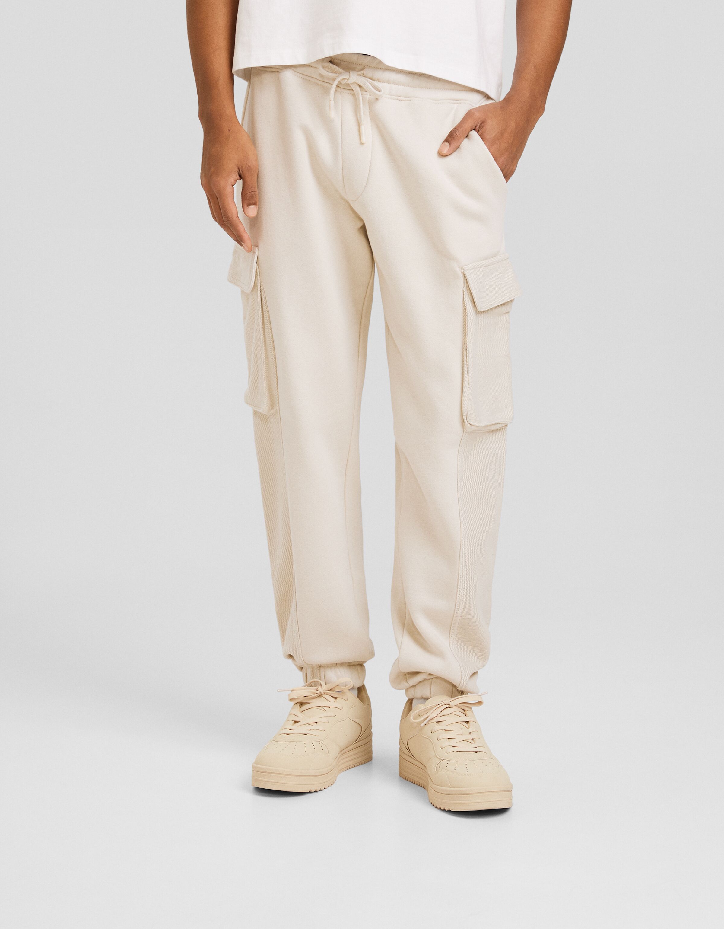 Pantalón jogger cargo felpa detalle