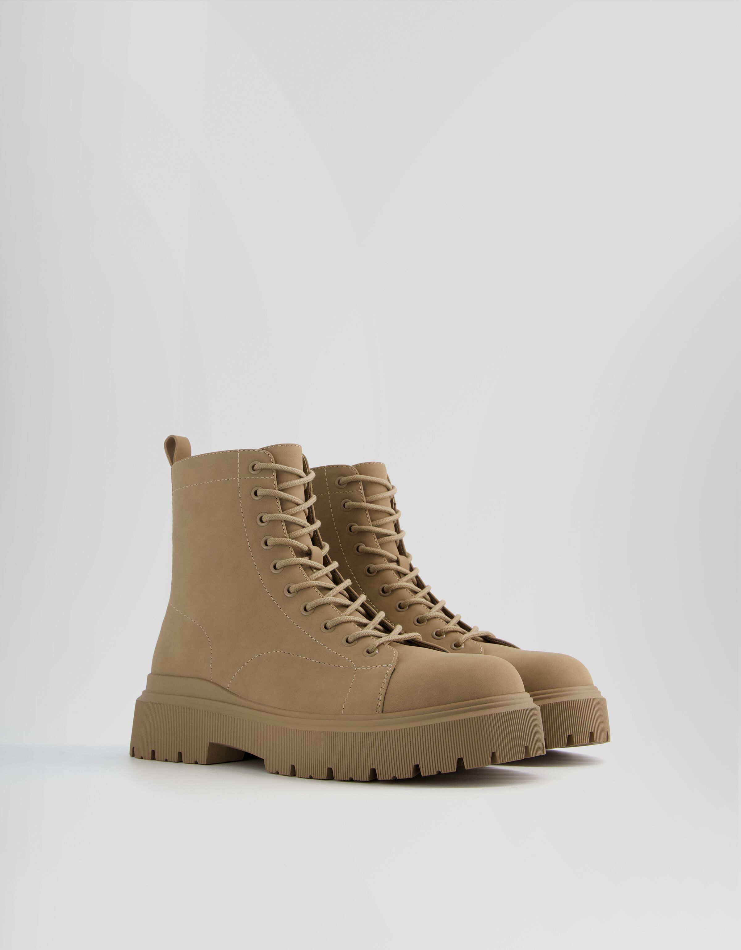 Botines acordonados suela track hombre