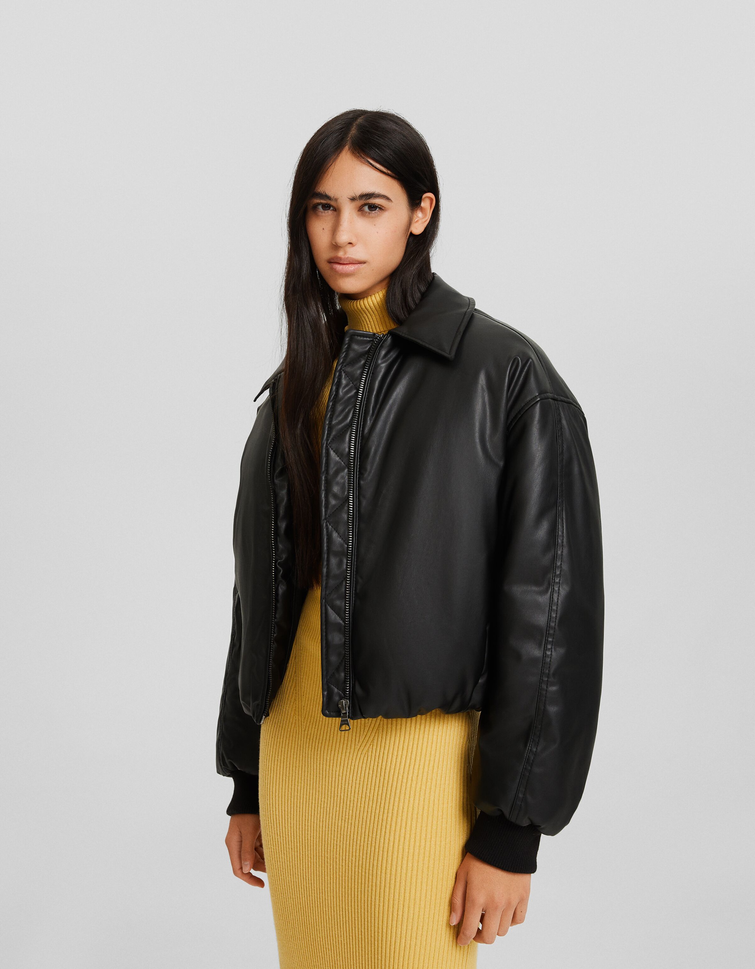 Cazadora acolchada cropped cuello pala efecto piel